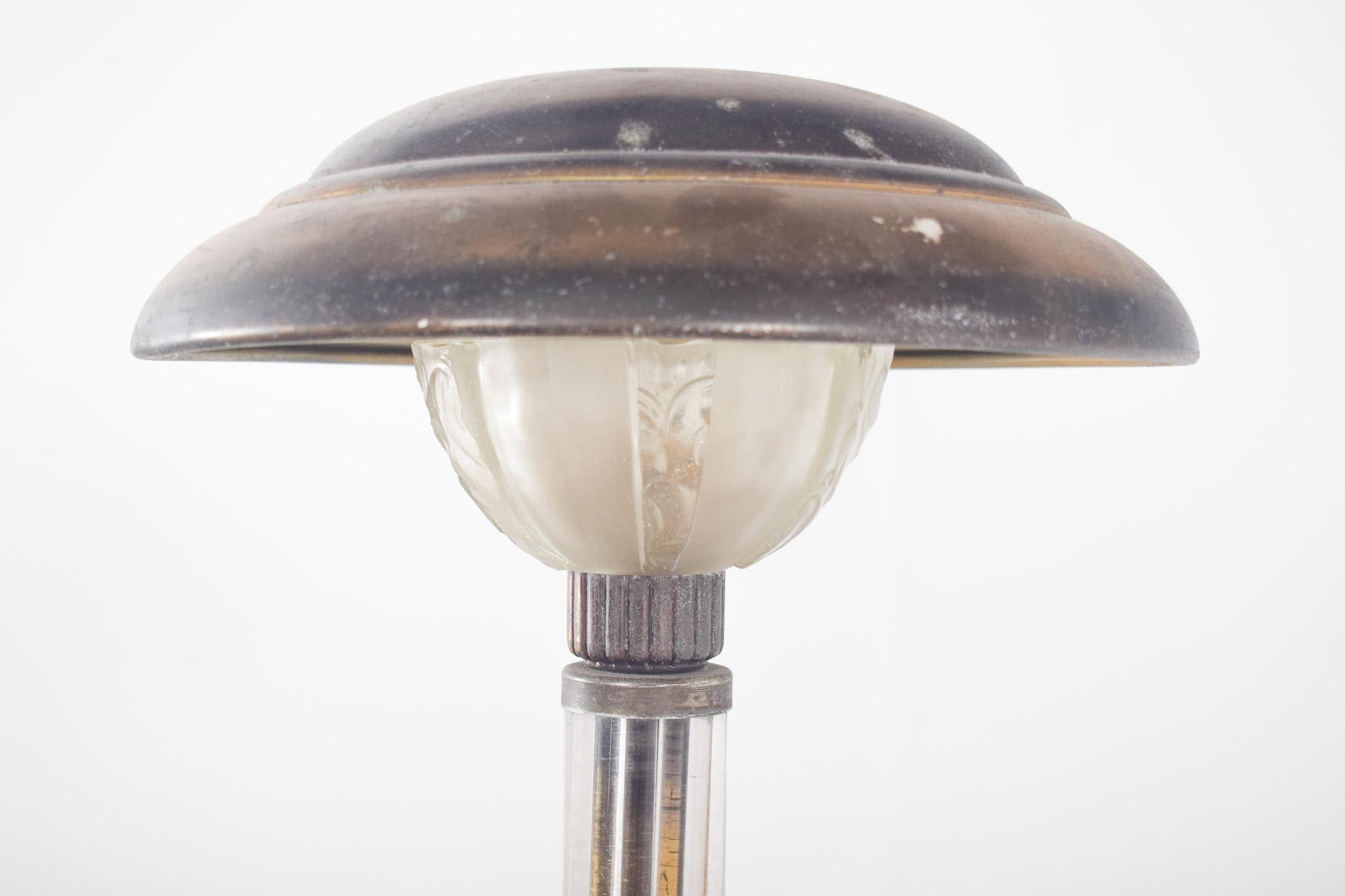 Mid-Century moderno Lampada da tavolo francese in metallo e vetro in vendita
