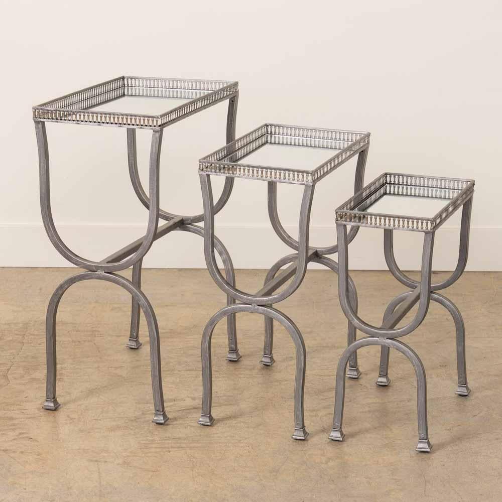 Ensemble unique de 3 tables gigognes France, années 1960. Tables en métal peint en argent avec des plateaux en miroir sur des pieds courbés. La finition d'origine et les miroirs présentent une belle patine d'âge. 

Mesures : 
Grande table : 25