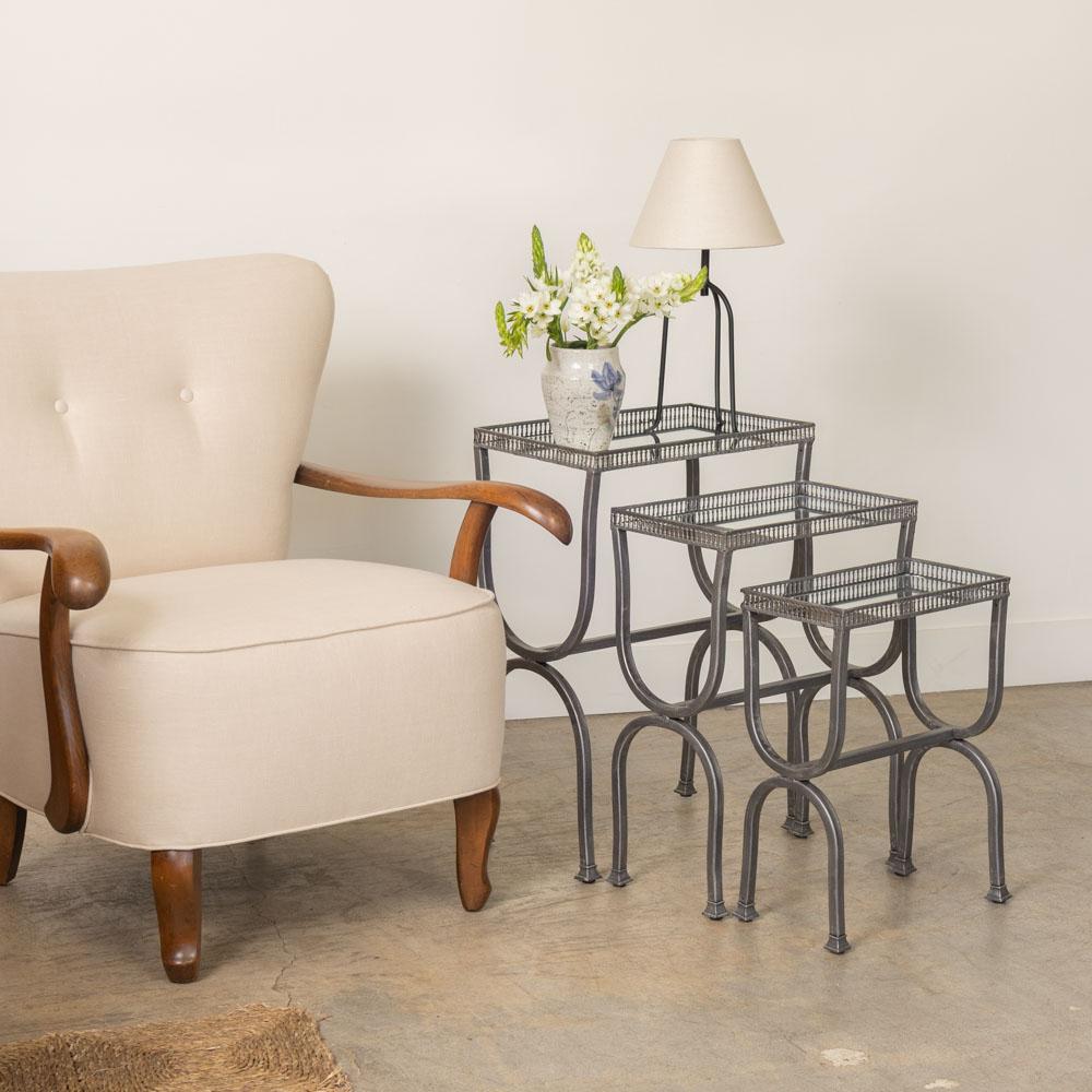 Lot de 3 tables françaises en métal et miroir Bon état - En vente à Los Angeles, CA
