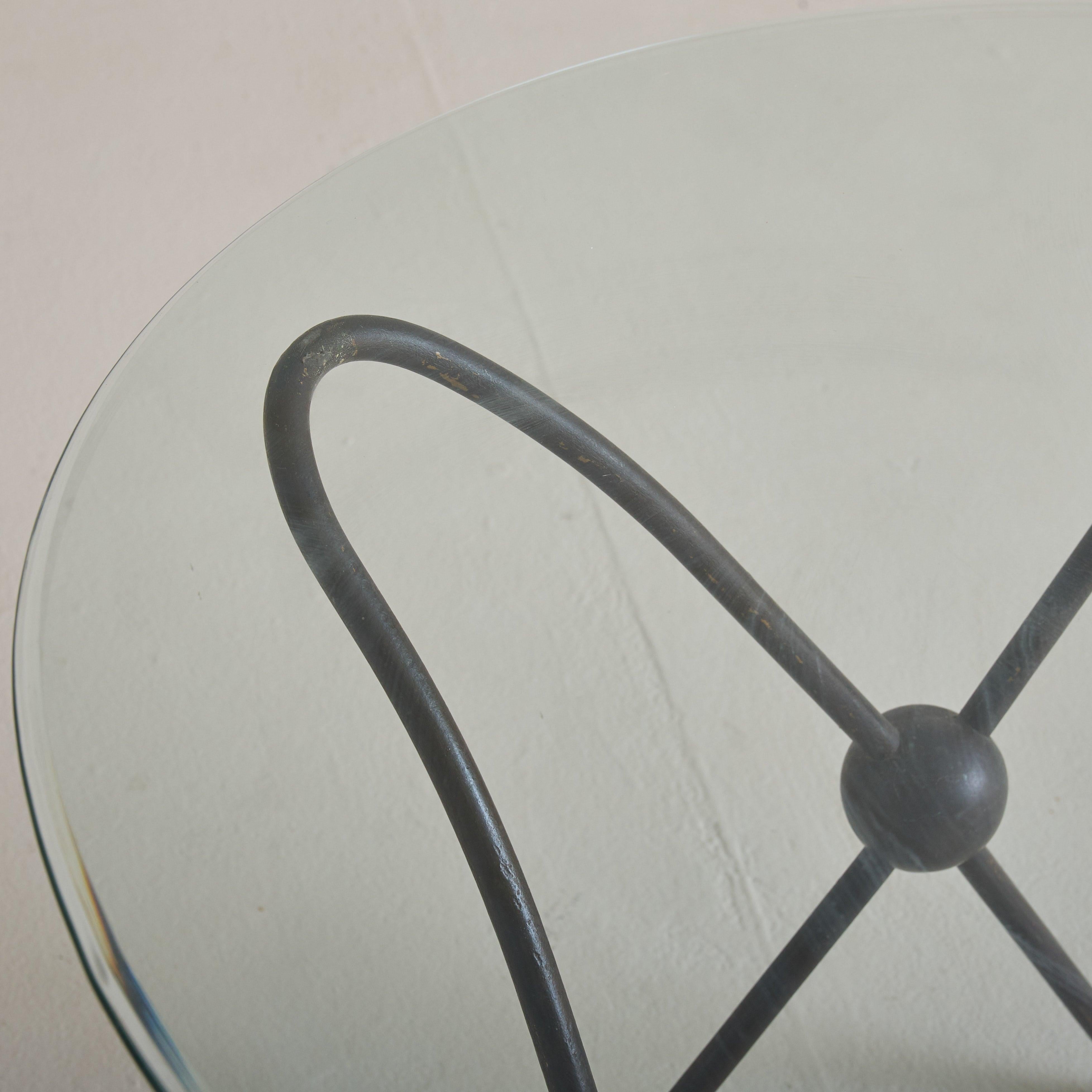 Mid-Century Modern Table basse française en métal avec détails sphériques et plateau en verre, années 1950 en vente
