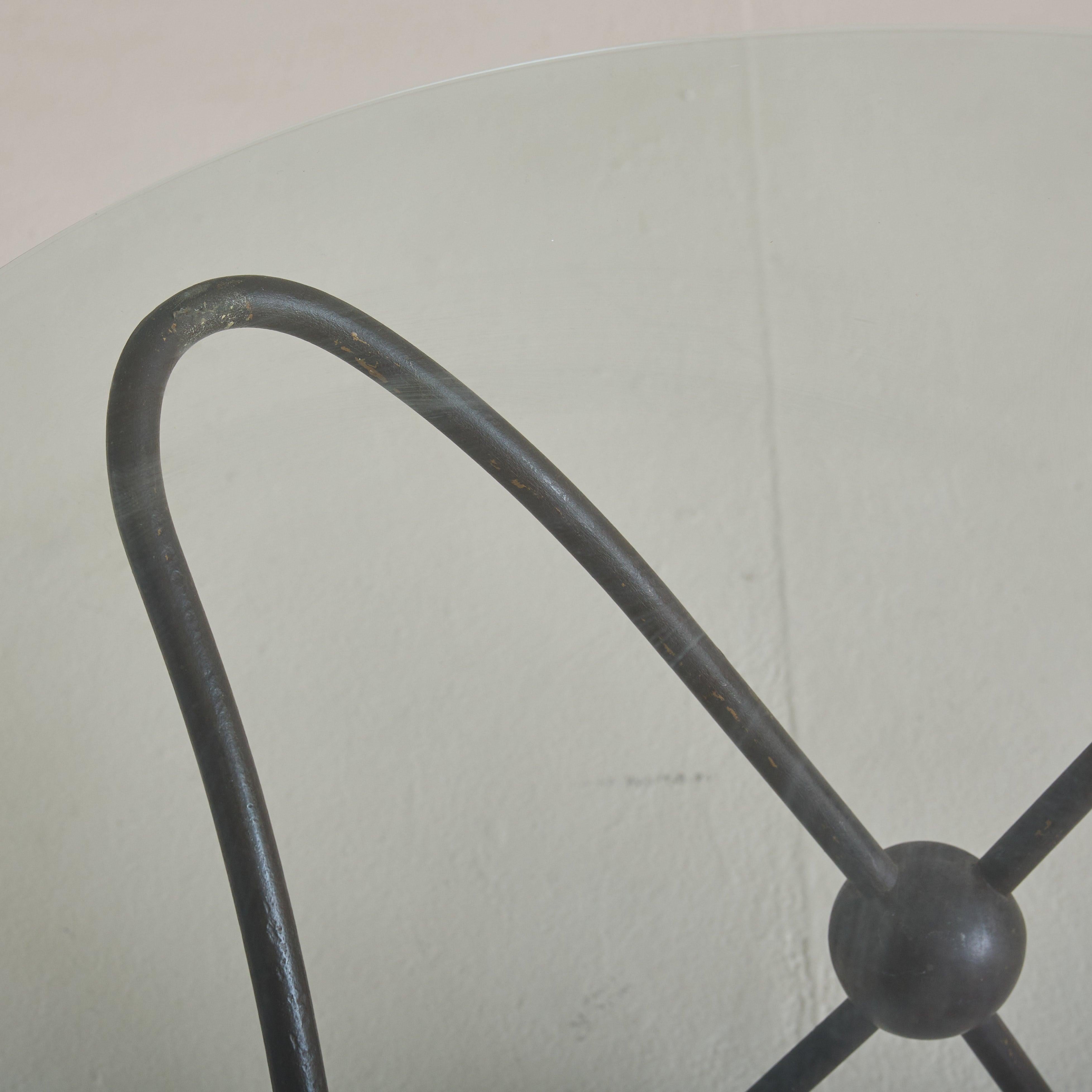Français Table basse française en métal avec détails sphériques et plateau en verre, années 1950 en vente