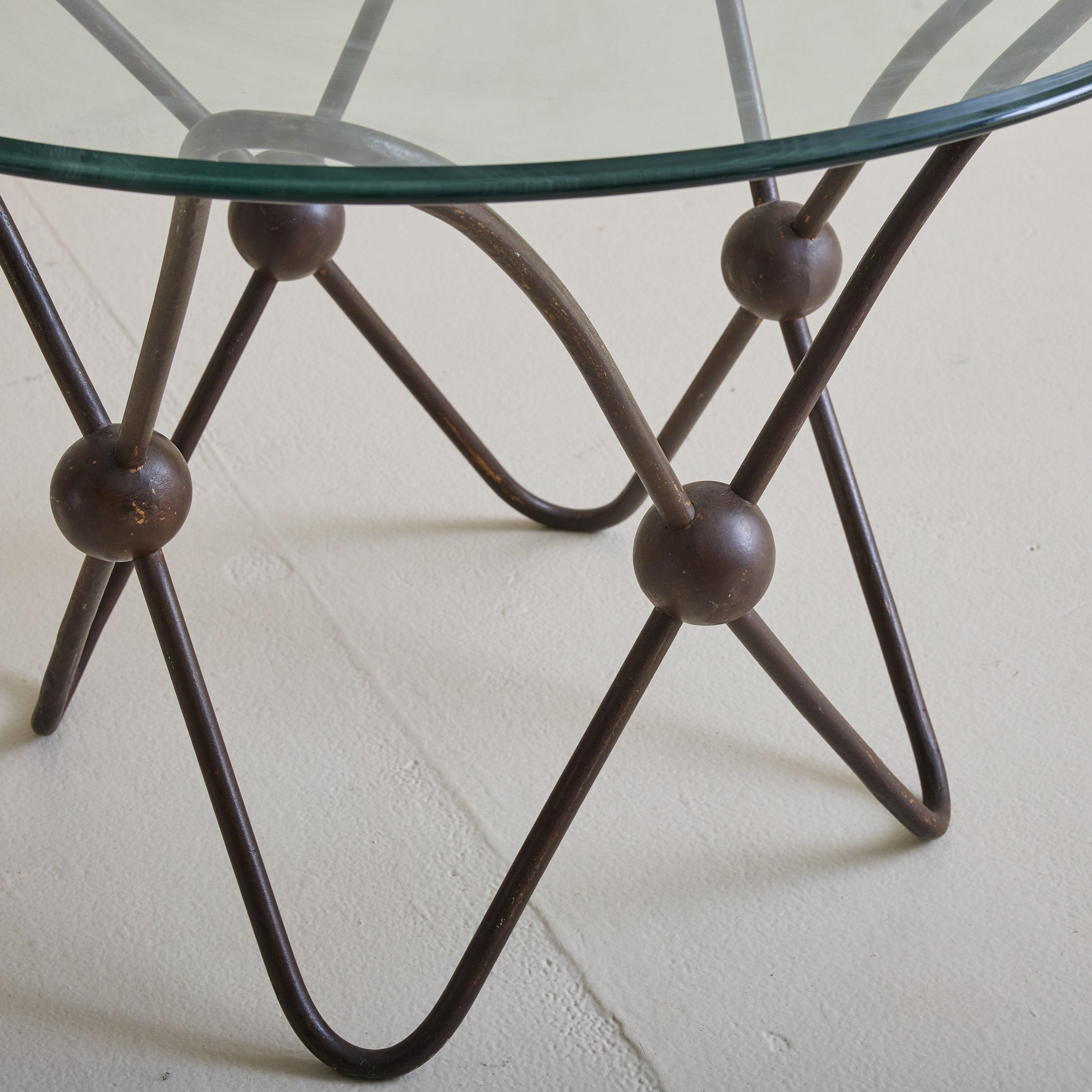 Table basse française en métal avec détails sphériques et plateau en verre, années 1950 Bon état - En vente à Chicago, IL