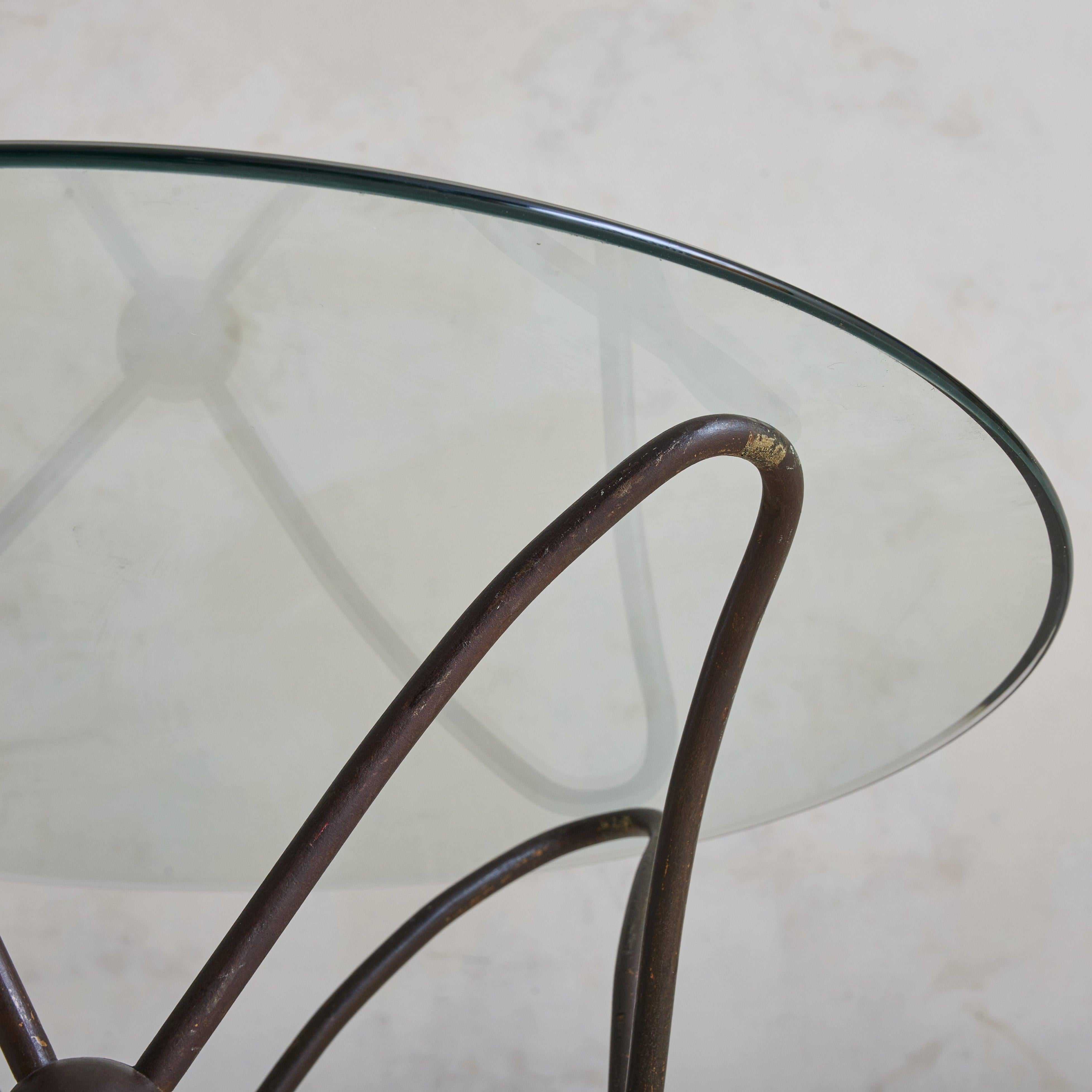 Milieu du XXe siècle Table basse française en métal avec détails sphériques et plateau en verre, années 1950 en vente