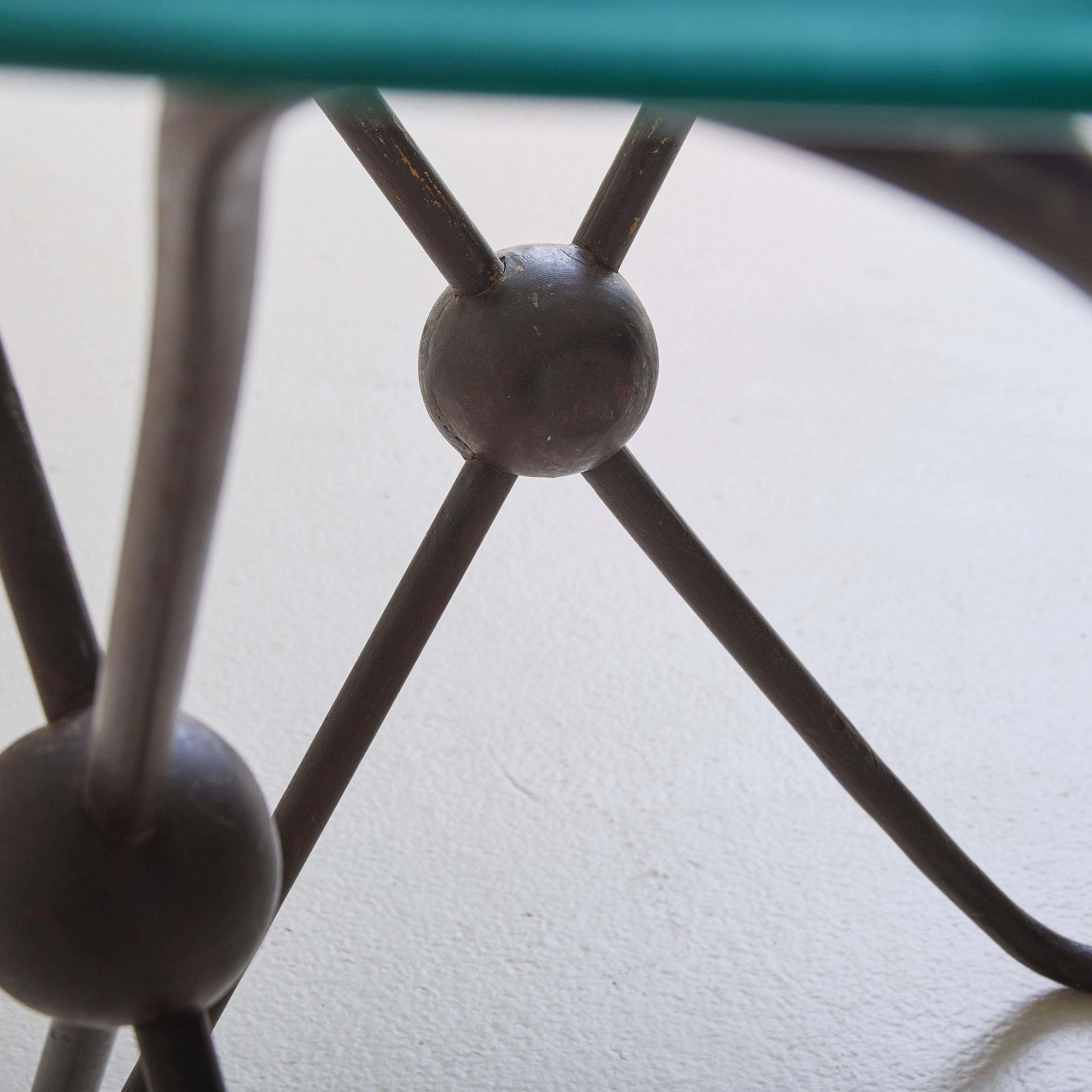 Bronze Table basse française en métal avec détails sphériques et plateau en verre, années 1950 en vente