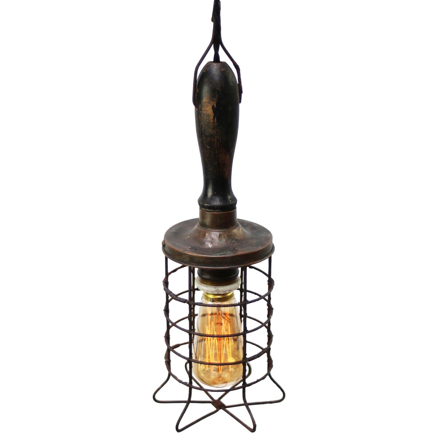Luce da lavoro, manico in legno, parte superiore in ottone, filo di cotone nero

E26 / E27

Peso: 0,40 kg / 0,9 lb

Prezzo per singolo articolo. Tutte le lampade sono state rese idonee dagli standard internazionali per le lampadine a incandescenza,
