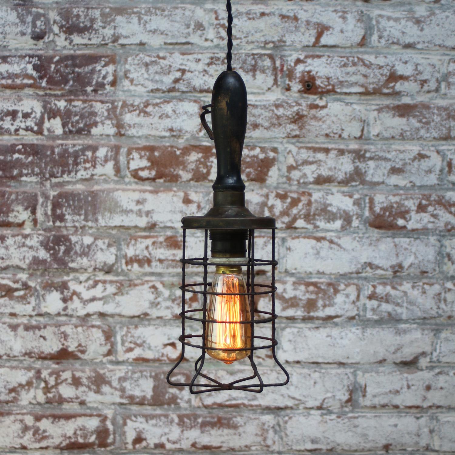 Francese Lampada a sospensione in metallo francese, ottone, legno industriale d'epoca, lampada da lavoro in legno