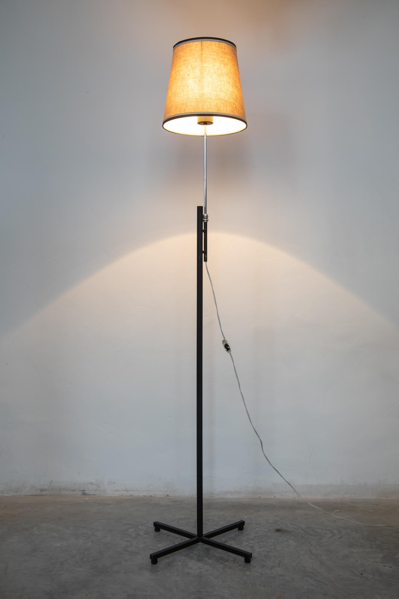 Minimal modern Roger Fatus floor lamp for Disderot, 1960s with cylindrical metal tripod base and can be raised or lowered. Adjustable in height, surmounted by a cream lamp shade all in very good vintage working condition. Measures: 45 W x 145 H x 45
