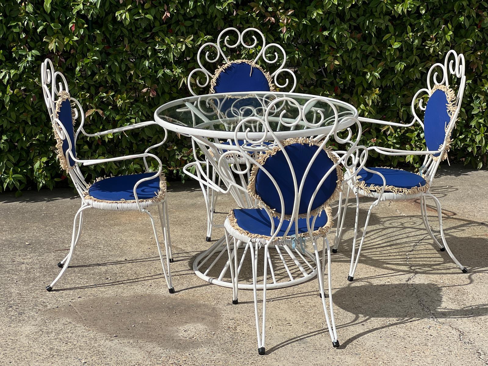 Ensemble de jardin français en métal, 1950 
Table ronde en métal et verre, diamètre 90 cm, hauteur 76 cm 
Fauteuil en métal dimensions : Hauteur 76 cm Largeur 71 cm Profondeur 54 cm Hauteur de l'assise 42 cm.... Siège des chaises à