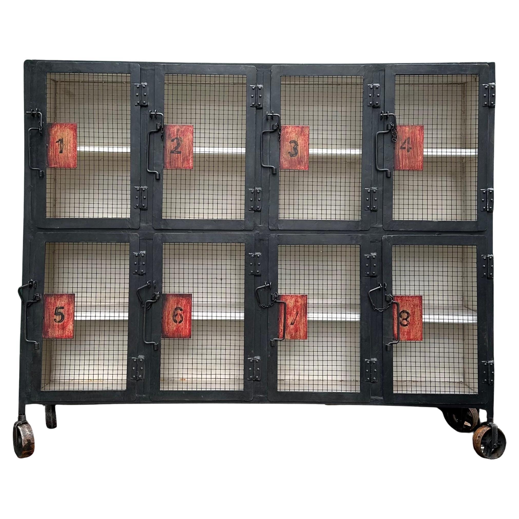 Französischer Metallschlossschrank