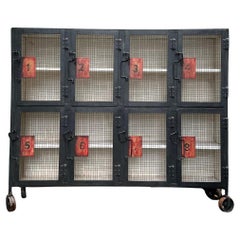 Französischer Metallschlossschrank