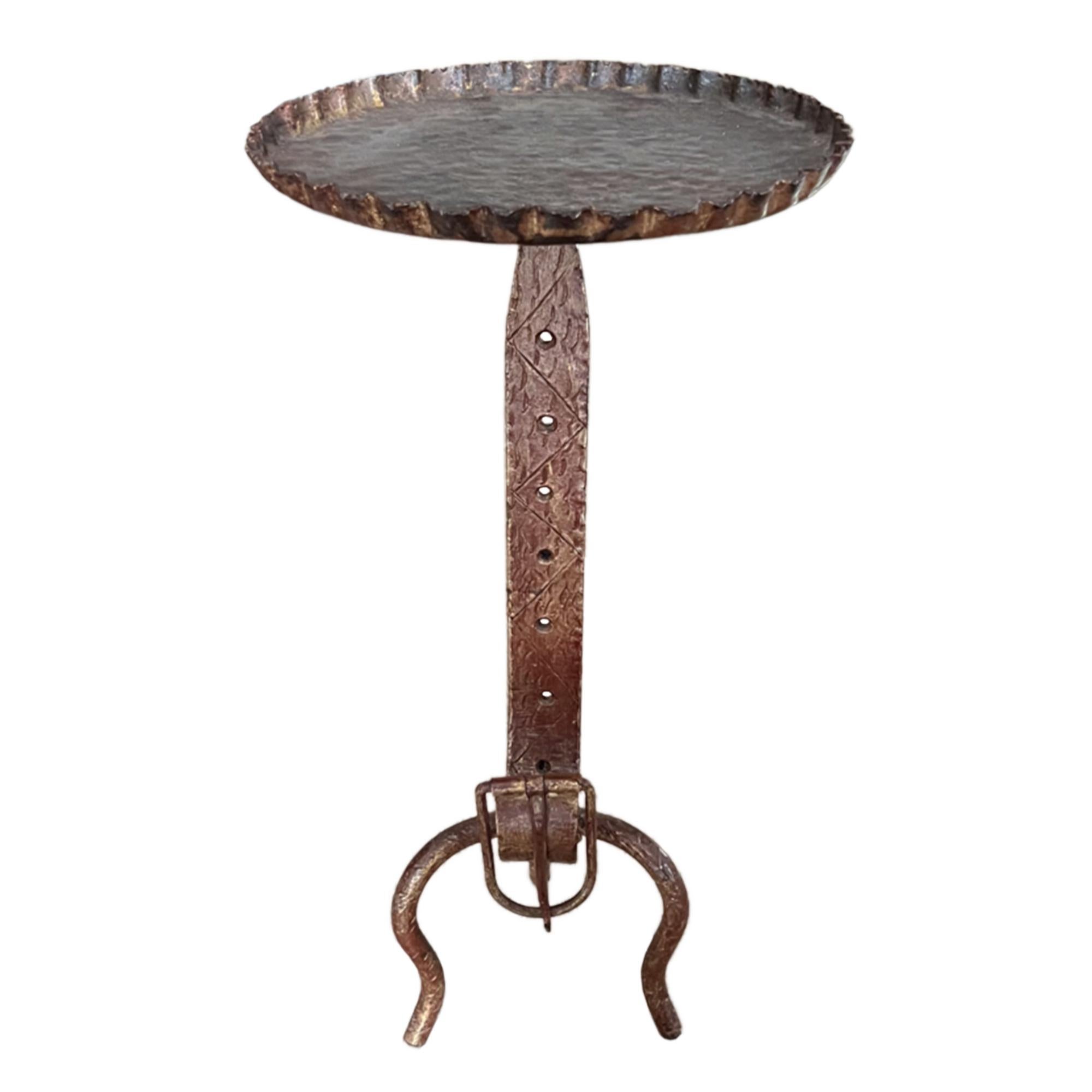 Elegante et pratique - cette table à martini décorative a été fabriquée en France dans les années 1960. 

Cette table est ornée d'une ceinture et d'une boucle - veuillez regarder toutes nos photographies pour voir les détails, ainsi que la jolie