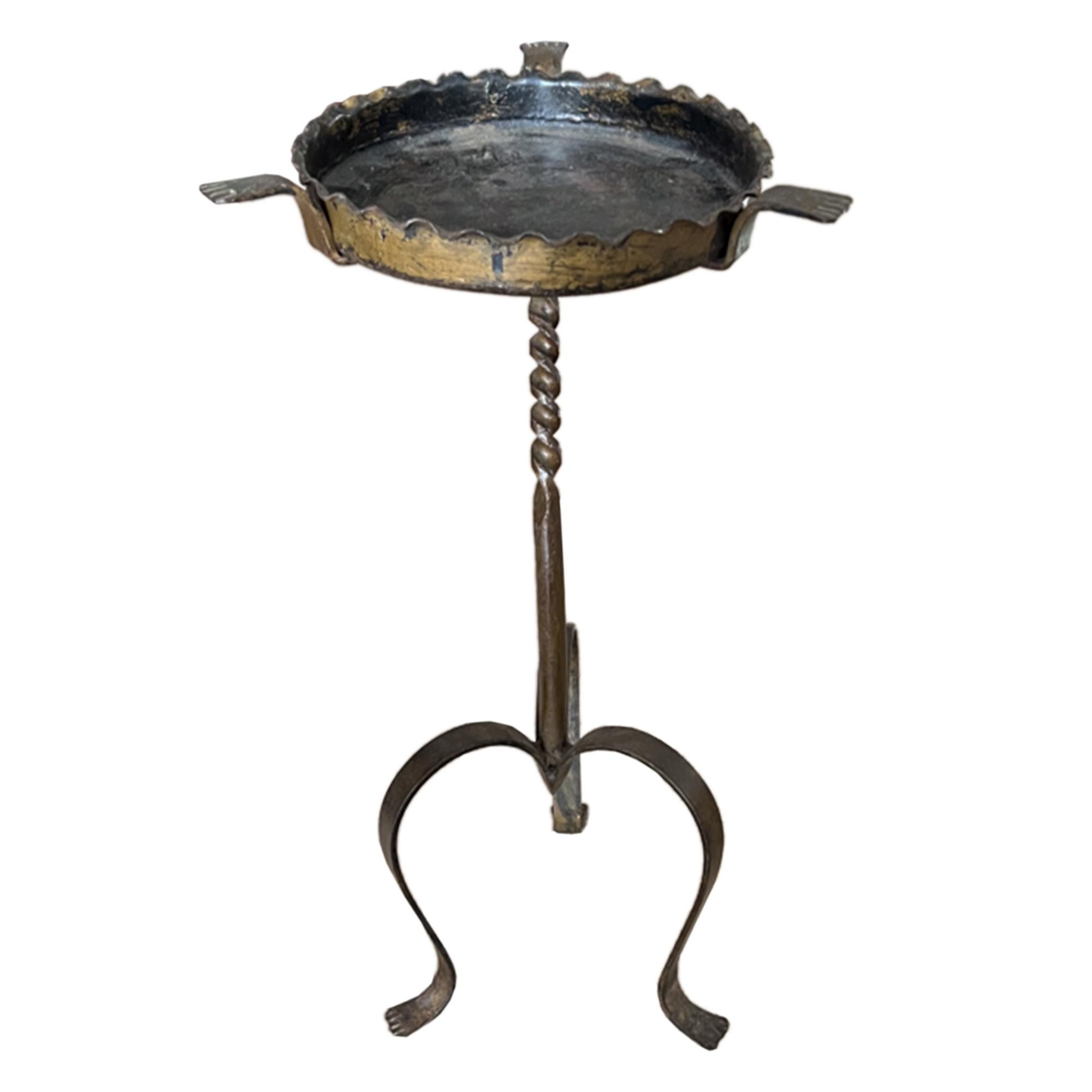 Elegante et pratique - cette table à martini décorative a été fabriquée en France dans les années 1960. 

Les détails des pattes simples et le petit plateau se soulèvent. 

L'endroit idéal pour reposer votre boisson à côté d'un fauteuil ou d'un