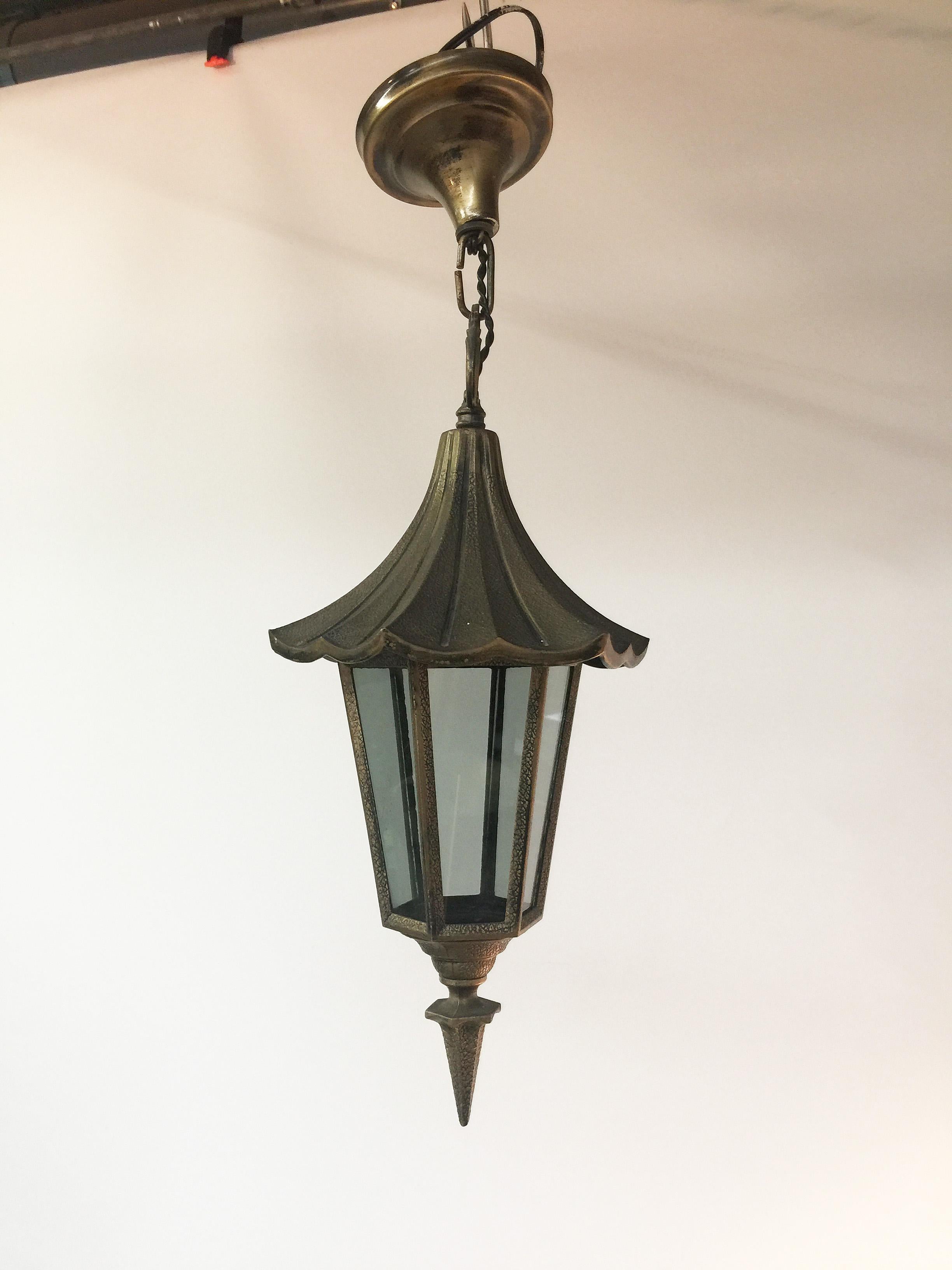 French metal pagoda style hanging lantern, circa 1950
Measures: Diameter 20 cm
Height 38 and 54 cm.