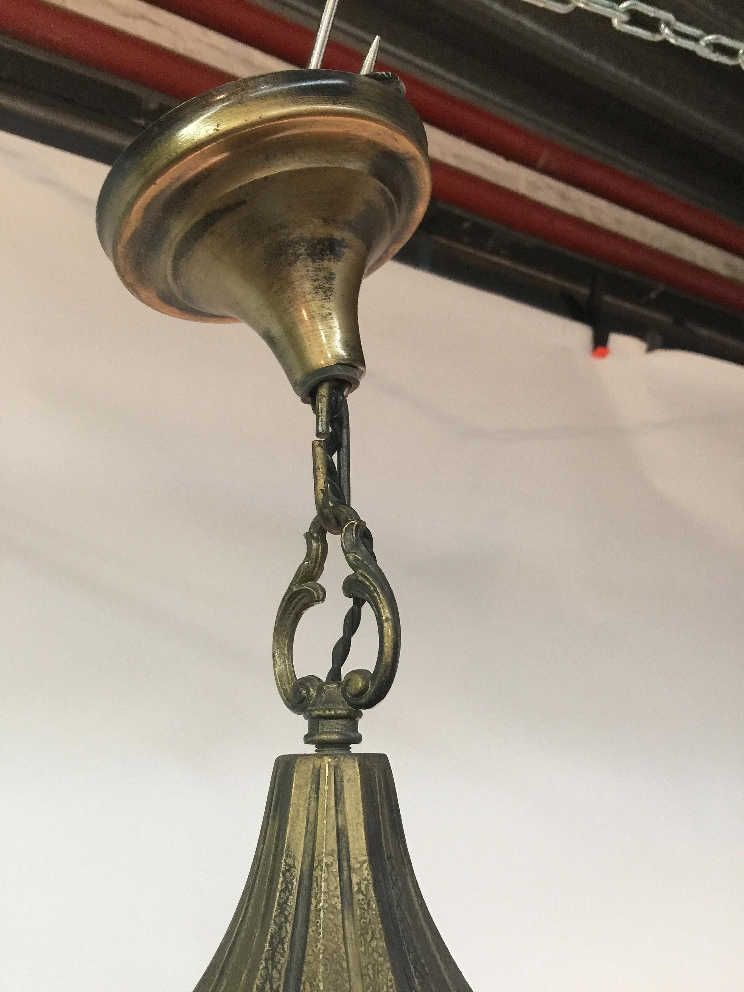 Lanterne suspendue française en métal de style pagode, datant d'environ 1950 Bon état - En vente à Saint-Ouen, FR