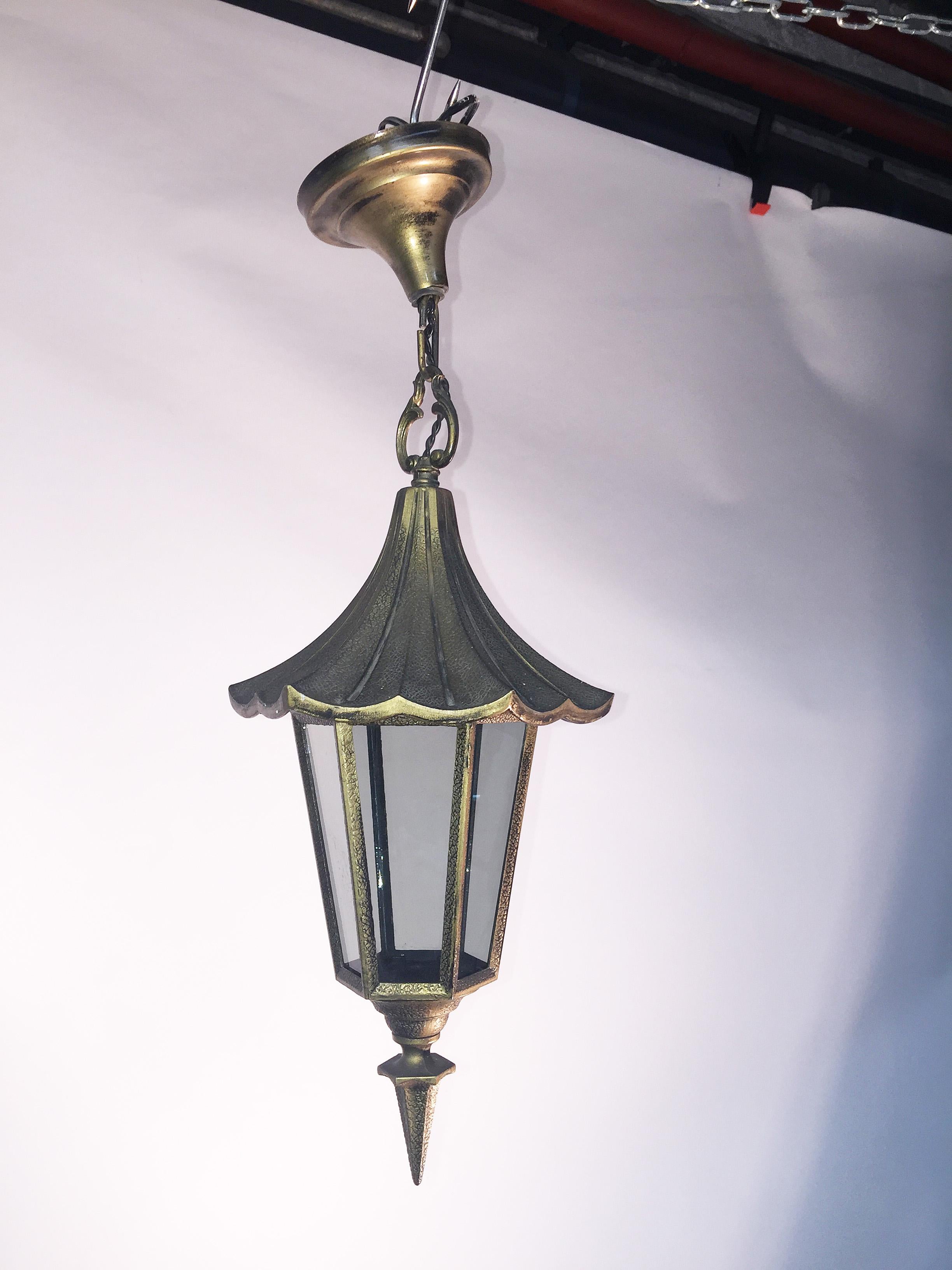 Milieu du XXe siècle Lanterne suspendue française en métal de style pagode, datant d'environ 1950 en vente