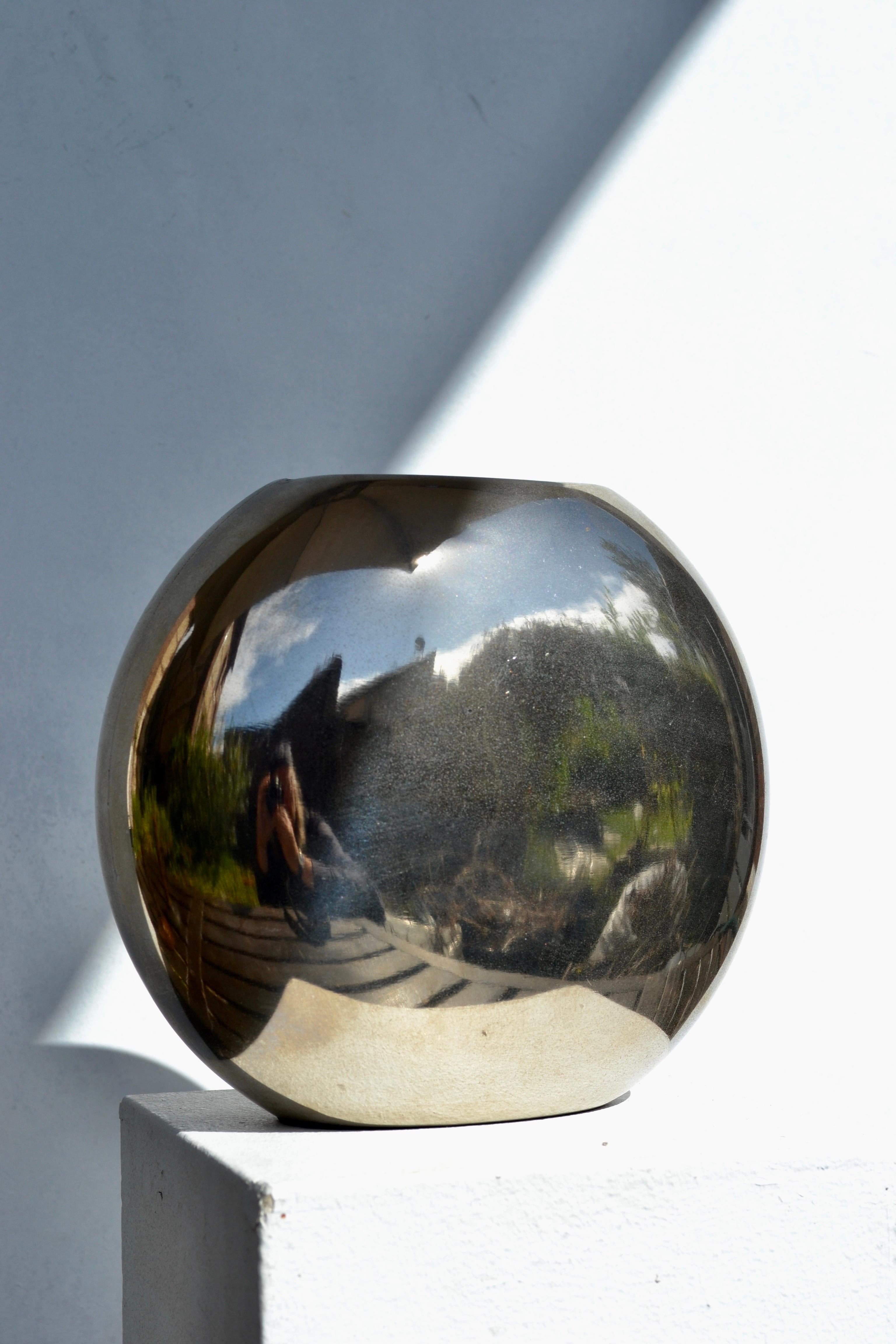 French Metal Vase – Lens Shape, 1970s In Good Condition For Sale In SOTTEVILLE-LÈS-ROUEN, FR