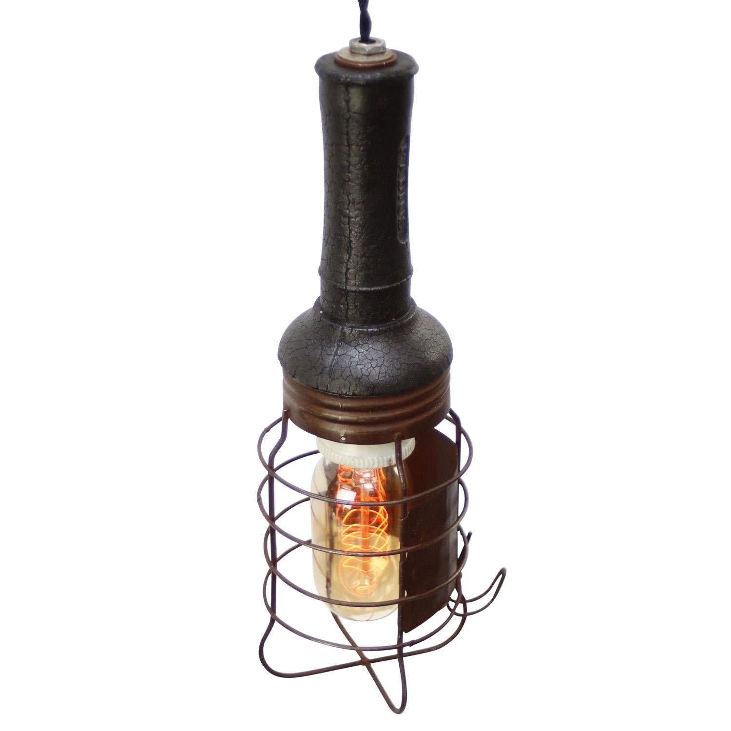 Work light by Radius, hard rubber handle, black cotton wire

E26 / E27

Weight: 0.60 kg / 1.3 lb

Priced per individual item. All lamps have been made suitable by international standards for incandescent light bulbs, energy-efficient and LED bulbs.