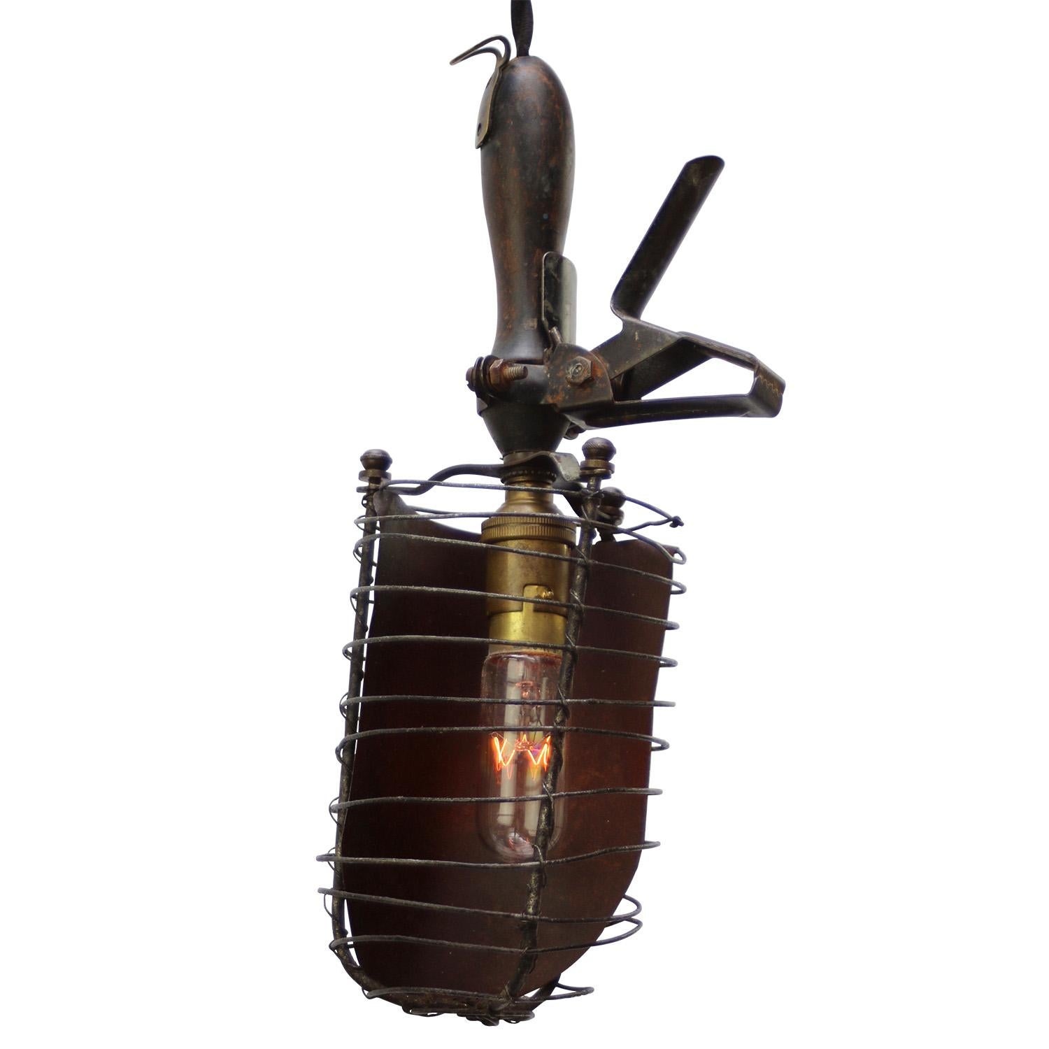 French Work light, wooden handle, brass and iron cage
Clamp and black cotton wire

ca 1920

B22 bulb holder 

Weight: 0.40 kg / 0.9 lb

Priced per individual item. All lamps have been made suitable by international standards for incandescent light