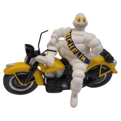 Poupée ou Bibendum française Michelin avec moto, résine 