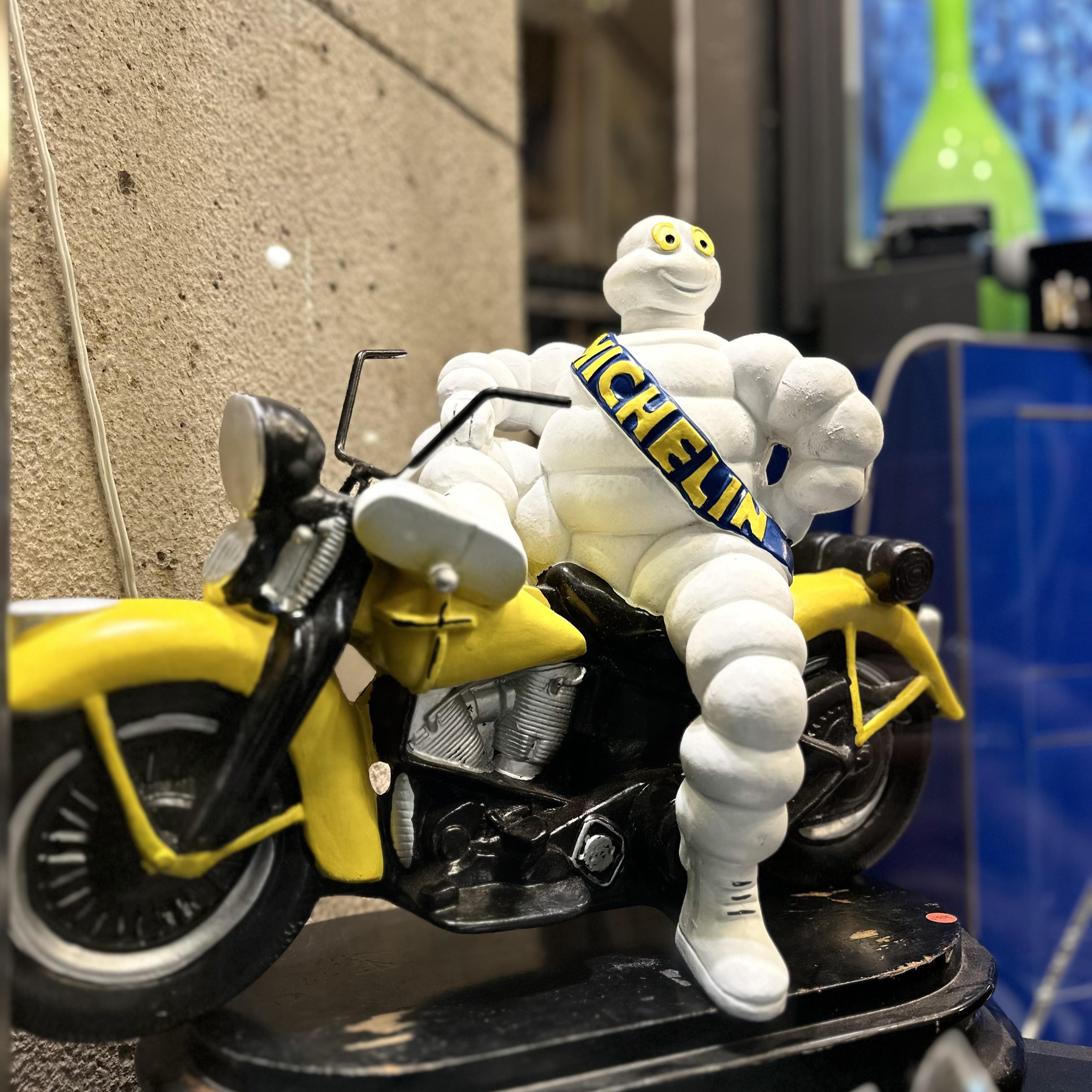 Muñeco Michelin francés con moto Marius Rossillon  resina 7