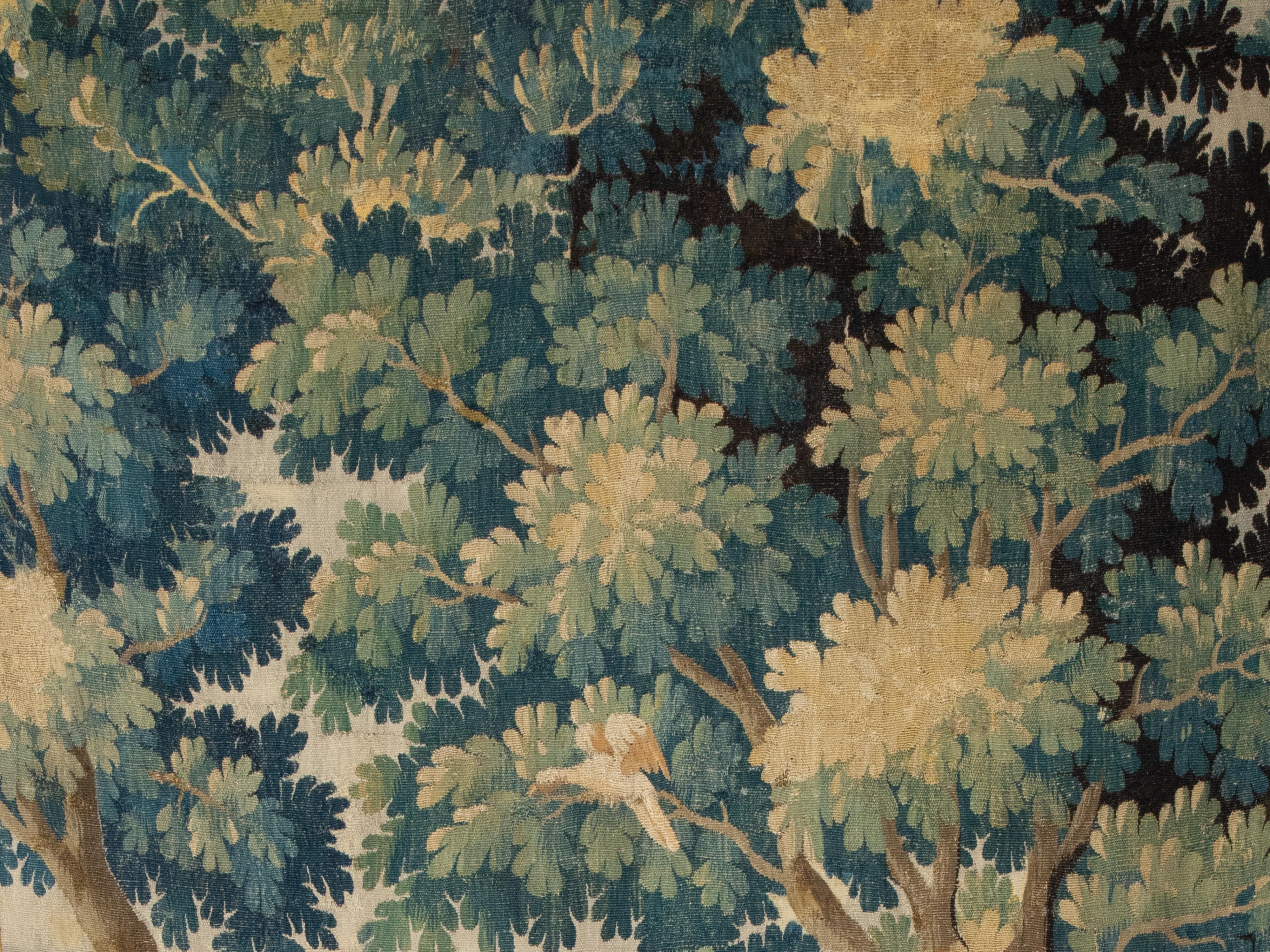 Französisch Mitte des 18. Jahrhunderts Aubusson vertikale Tapisserie, die einen Vogel in den Wäldern darstellt im Angebot 8