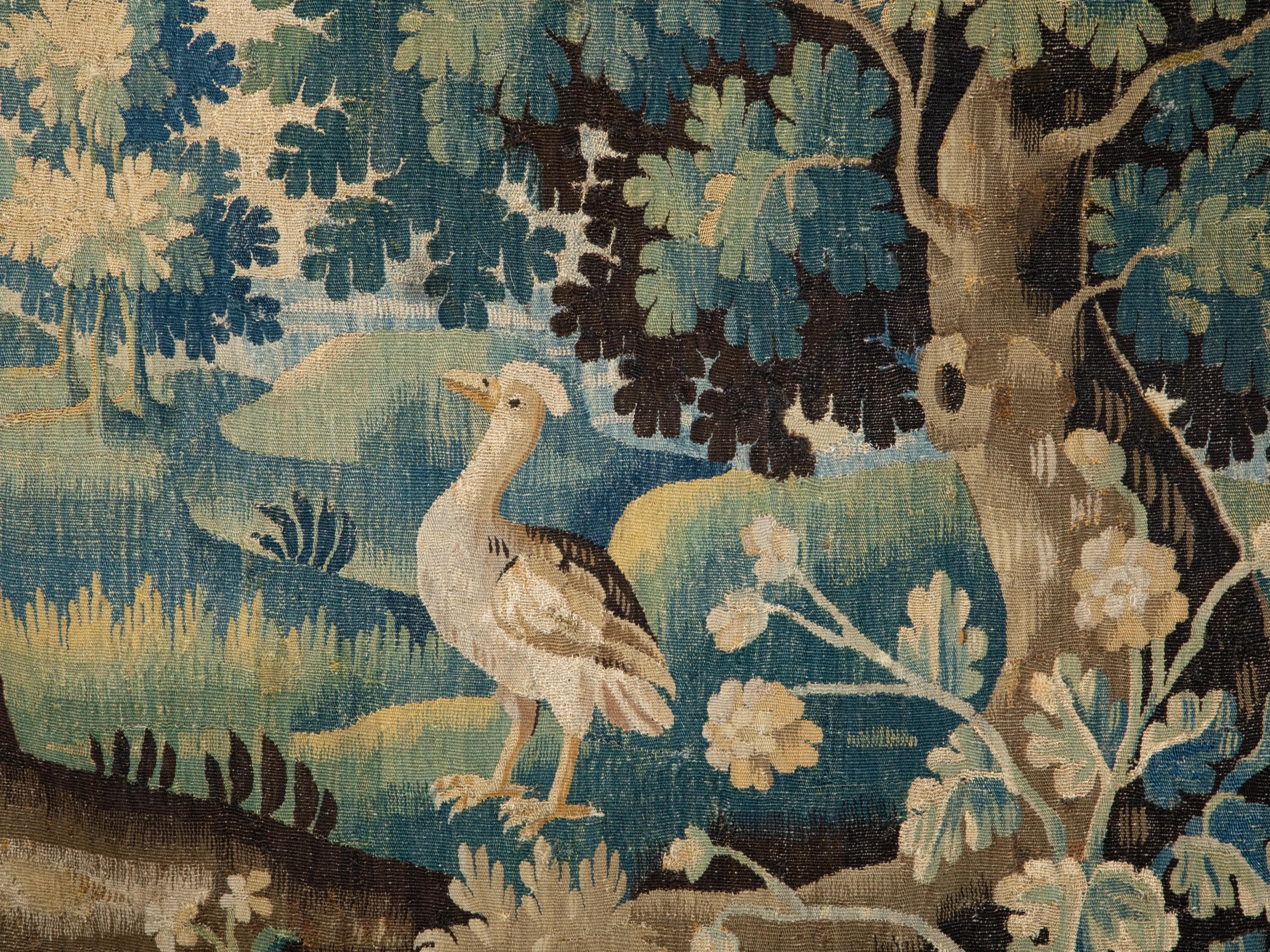 Französisch Mitte des 18. Jahrhunderts Aubusson vertikale Tapisserie, die einen Vogel in den Wäldern darstellt (Gewebt) im Angebot
