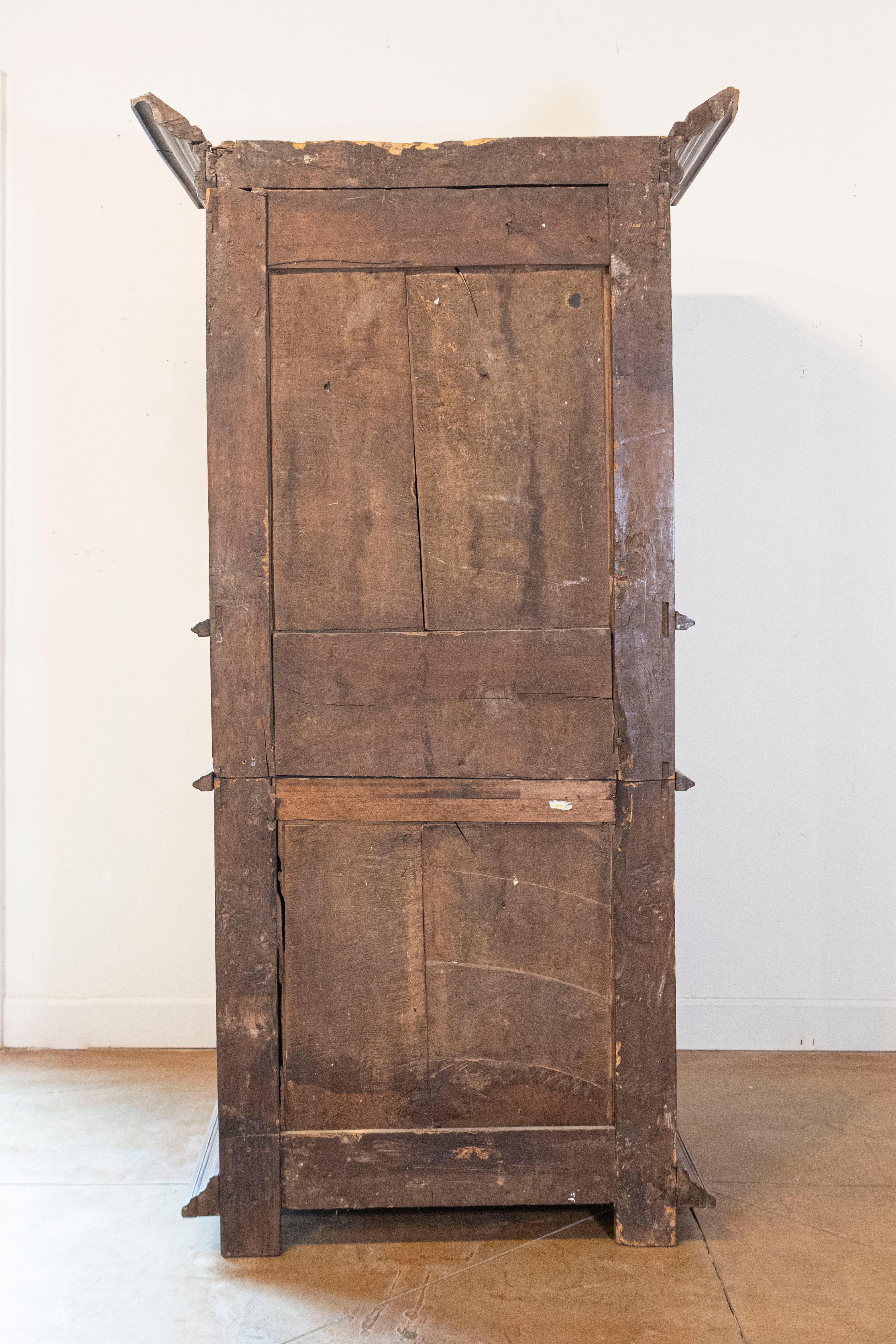 Sculpté Bonnetière à deux portes et tiroir en noyer de style Louis XIII du milieu du XVIIIe siècle
