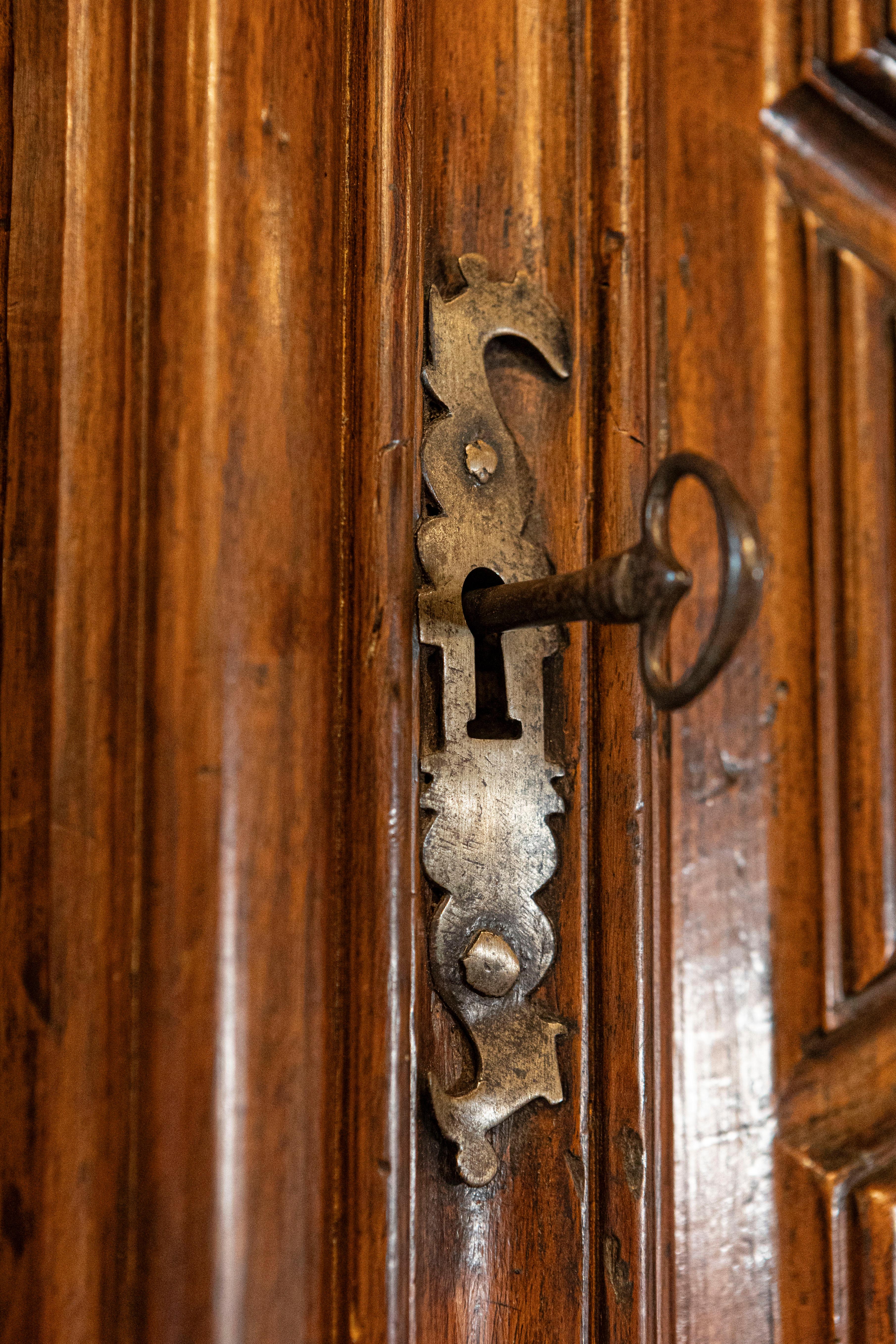 Noyer Bonnetière à deux portes et tiroir en noyer de style Louis XIII du milieu du XVIIIe siècle