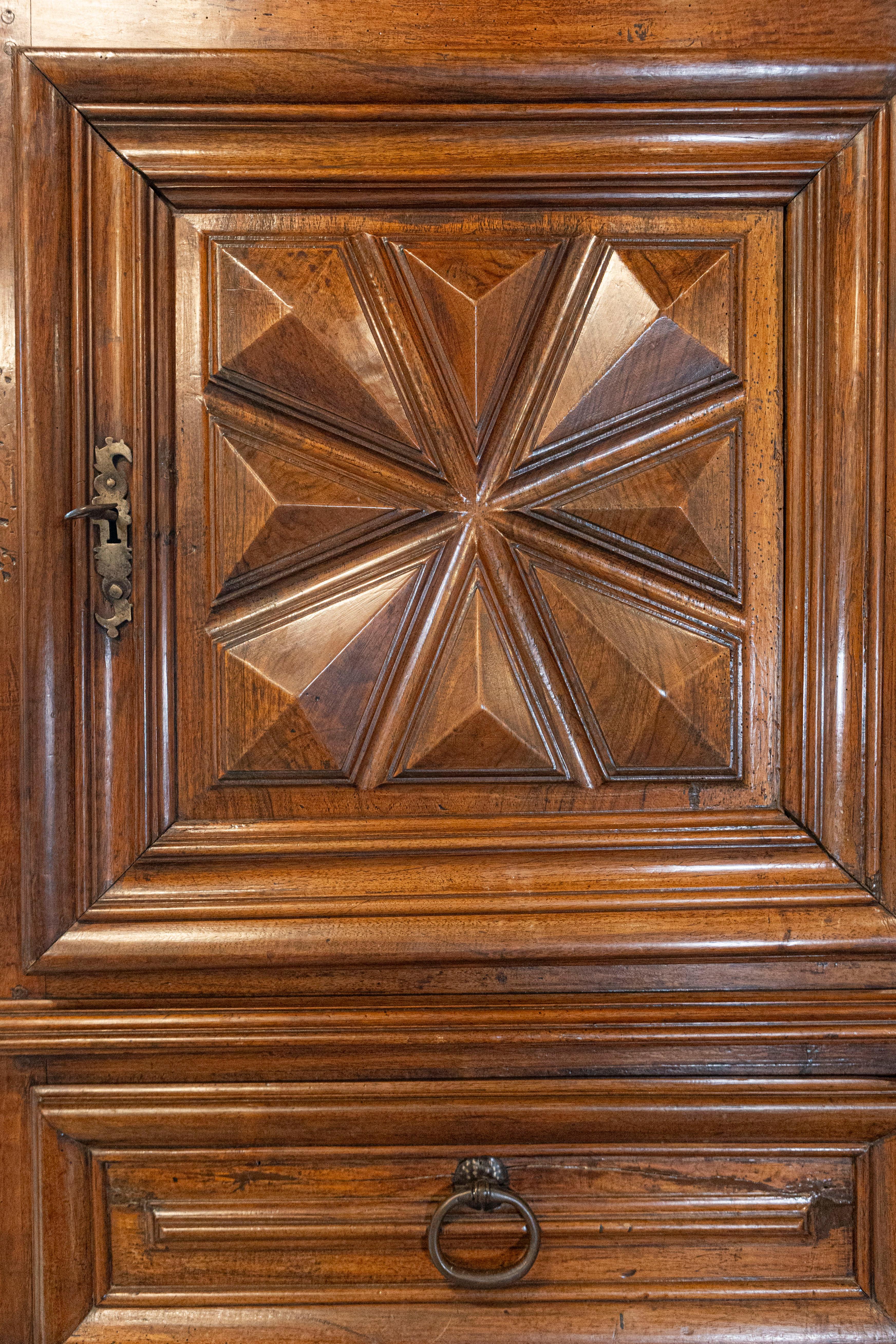 Bonnetière à deux portes et tiroir en noyer de style Louis XIII du milieu du XVIIIe siècle 1