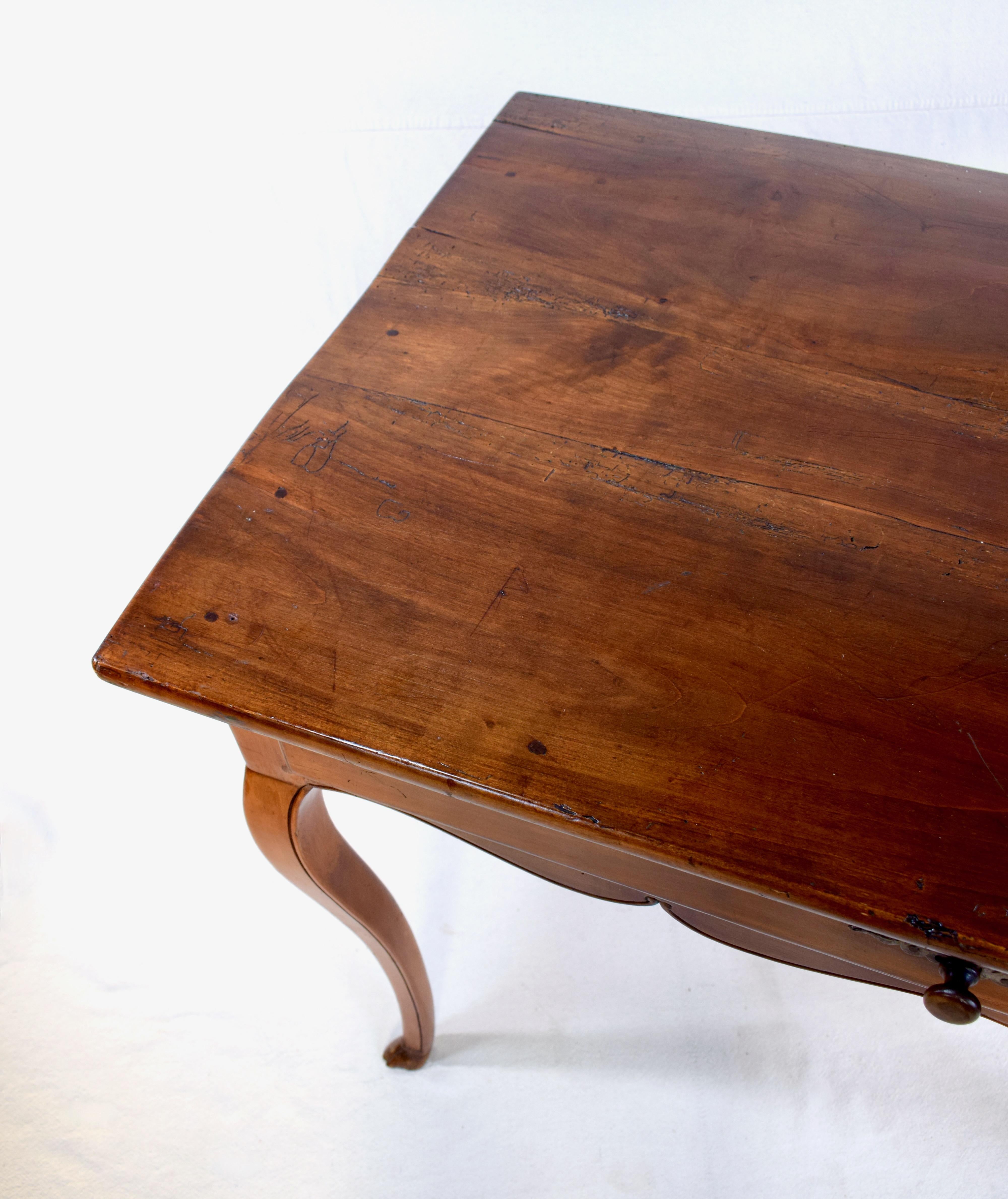 Petit bureau ou table d'appoint d'époque Louis XV du milieu du XVIIIe siècle en vente 5