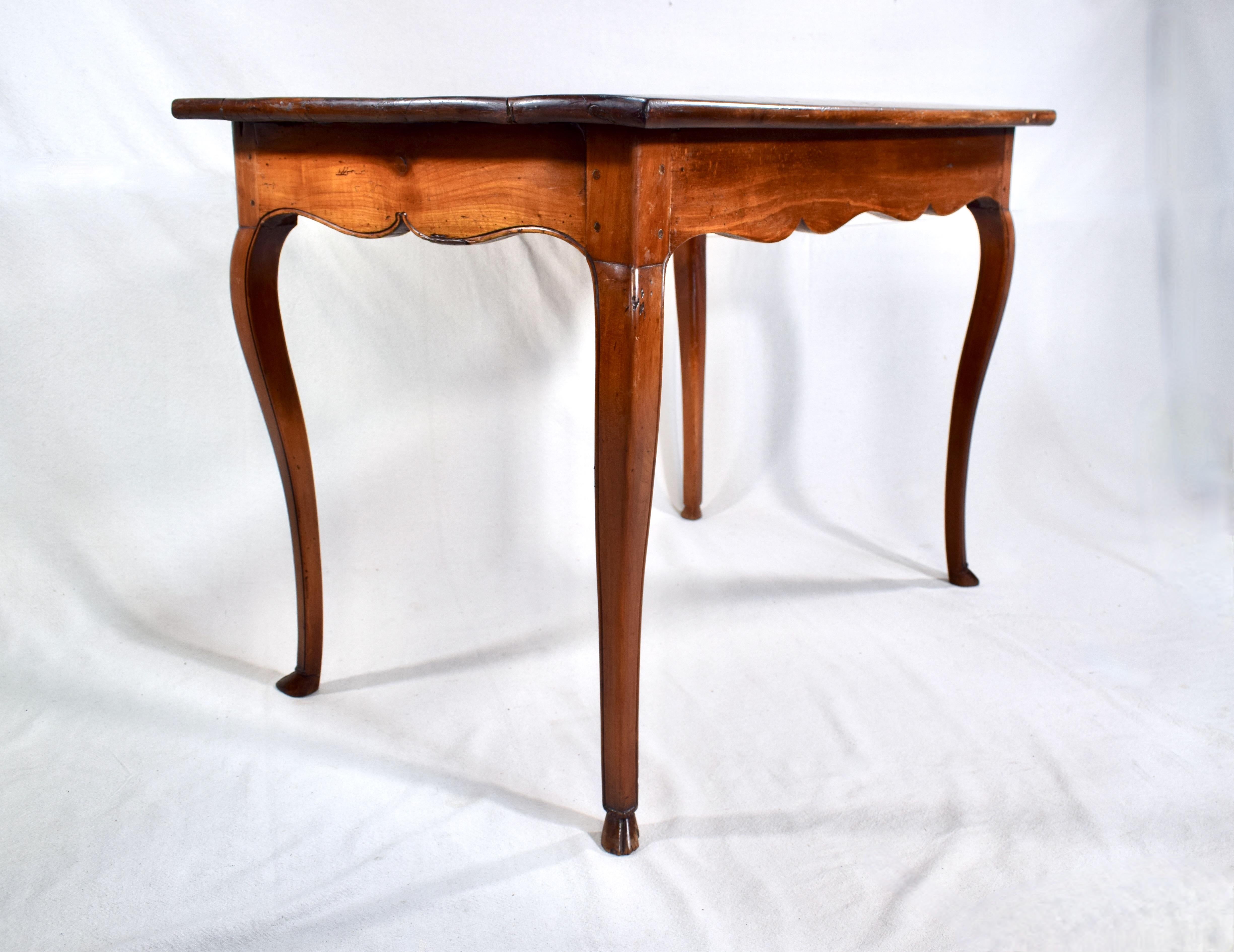 French Mid-18th Century Louis XV Period Petit Desk or Side Table For Sale 8