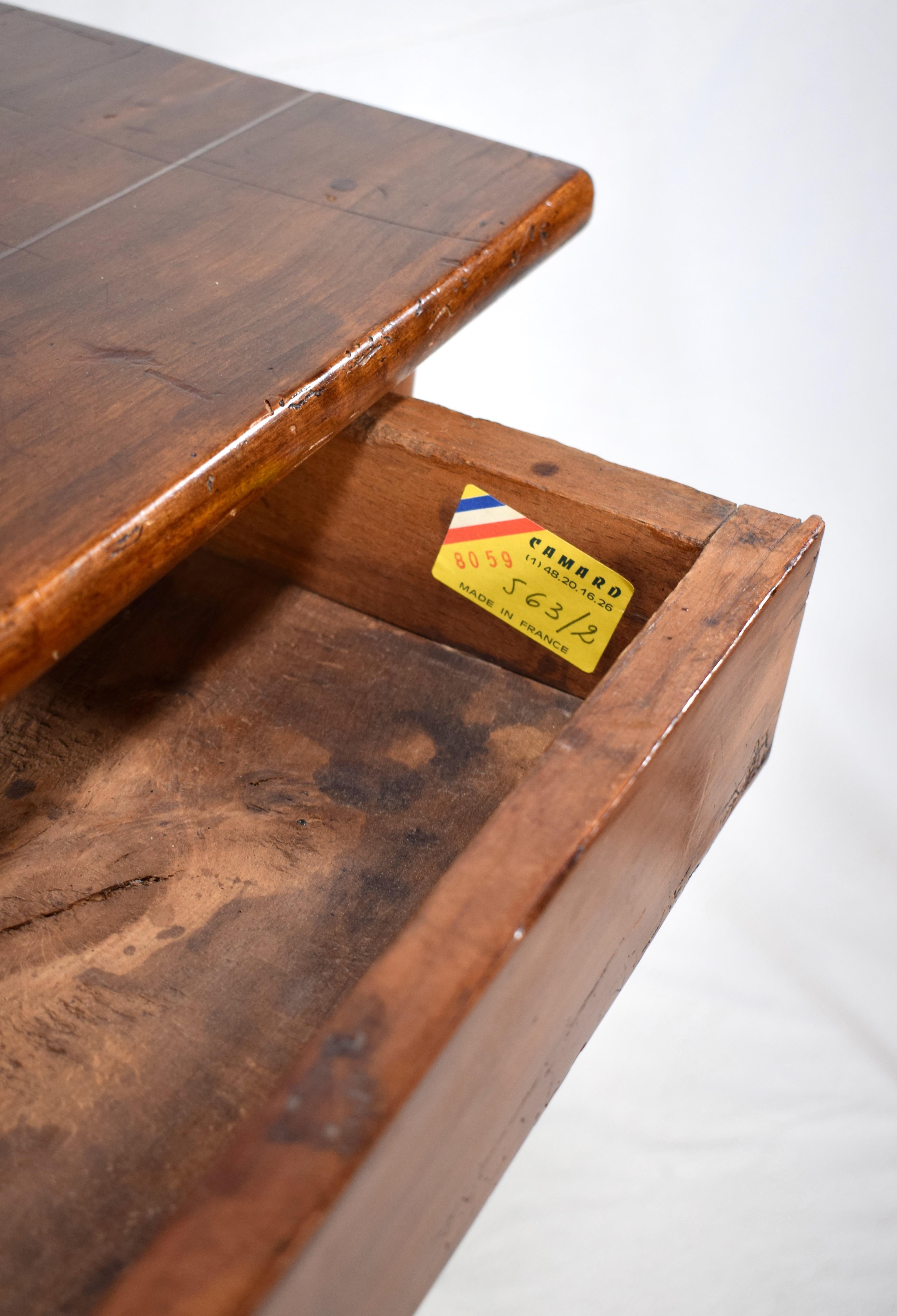 Petit bureau ou table d'appoint d'époque Louis XV du milieu du XVIIIe siècle en vente 10