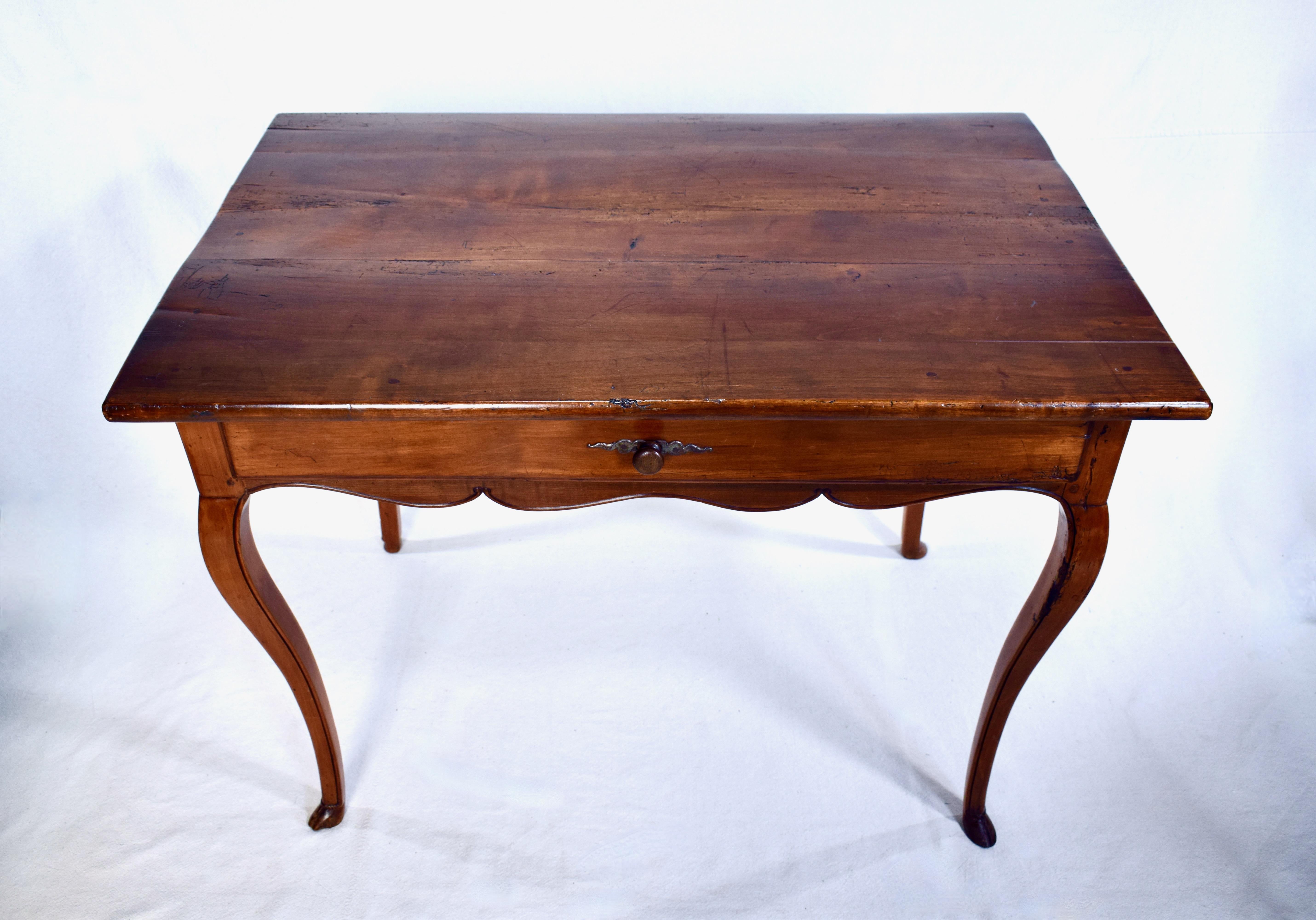 Fine Mid-18th Century French Louis XV period petit ladies desk or side table handcrafted in solid French walnut. Features a rectangular top with scalloped apron on all sides and single hand dovetailed drawer. Raised on four graceful cabriole legs