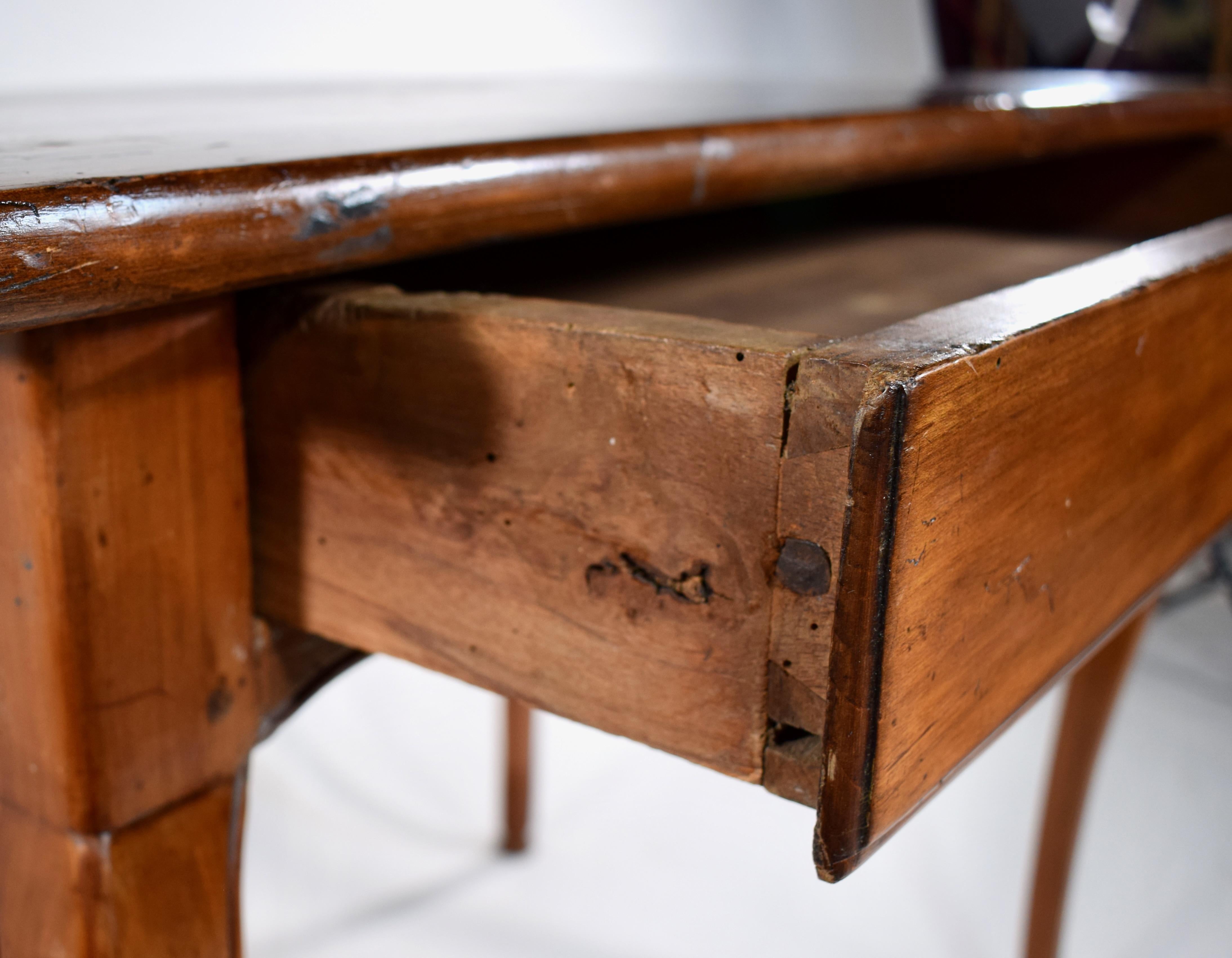 Petit bureau ou table d'appoint d'époque Louis XV du milieu du XVIIIe siècle Bon état - En vente à Southampton, NJ