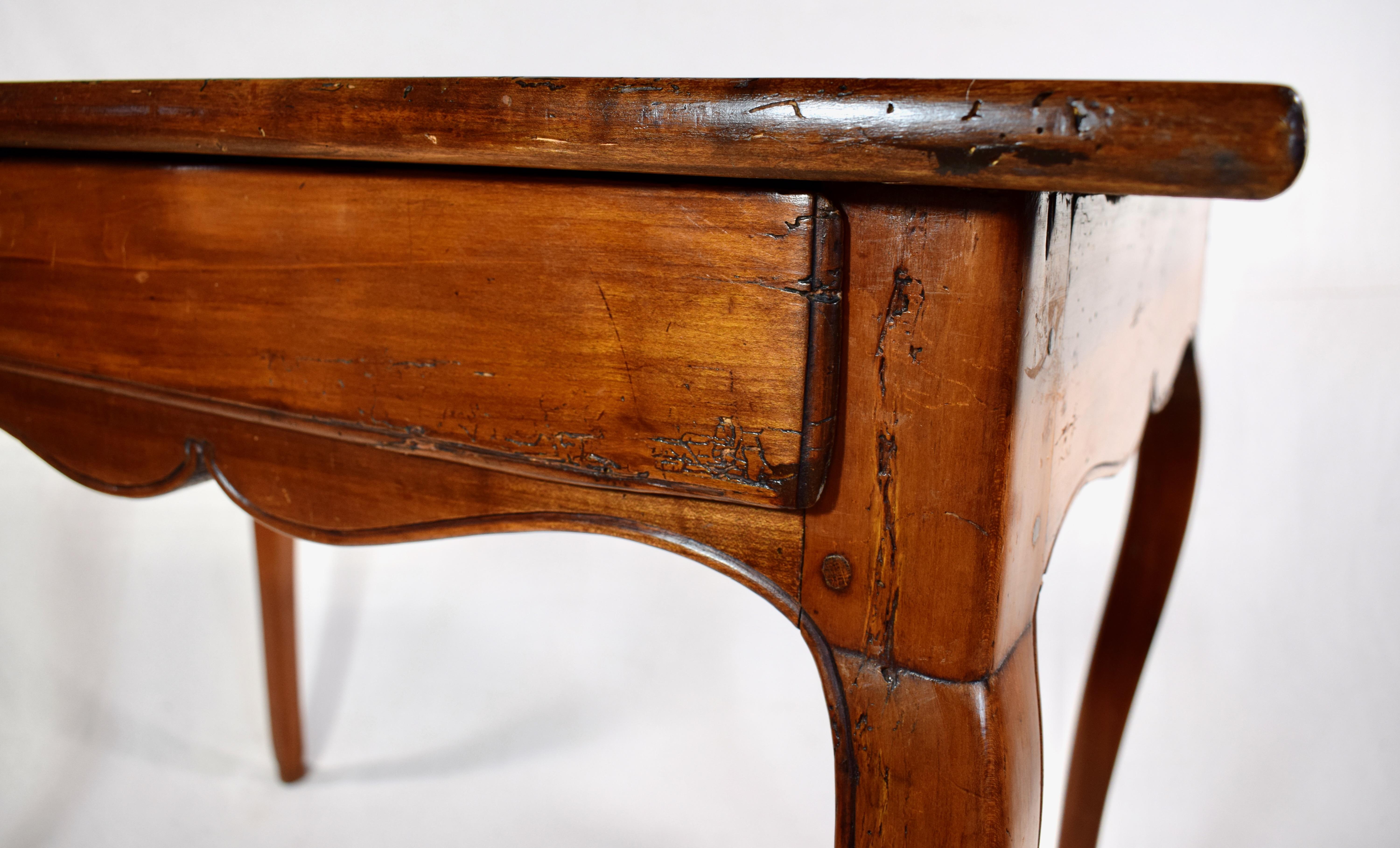 Petit bureau ou table d'appoint d'époque Louis XV du milieu du XVIIIe siècle en vente 1