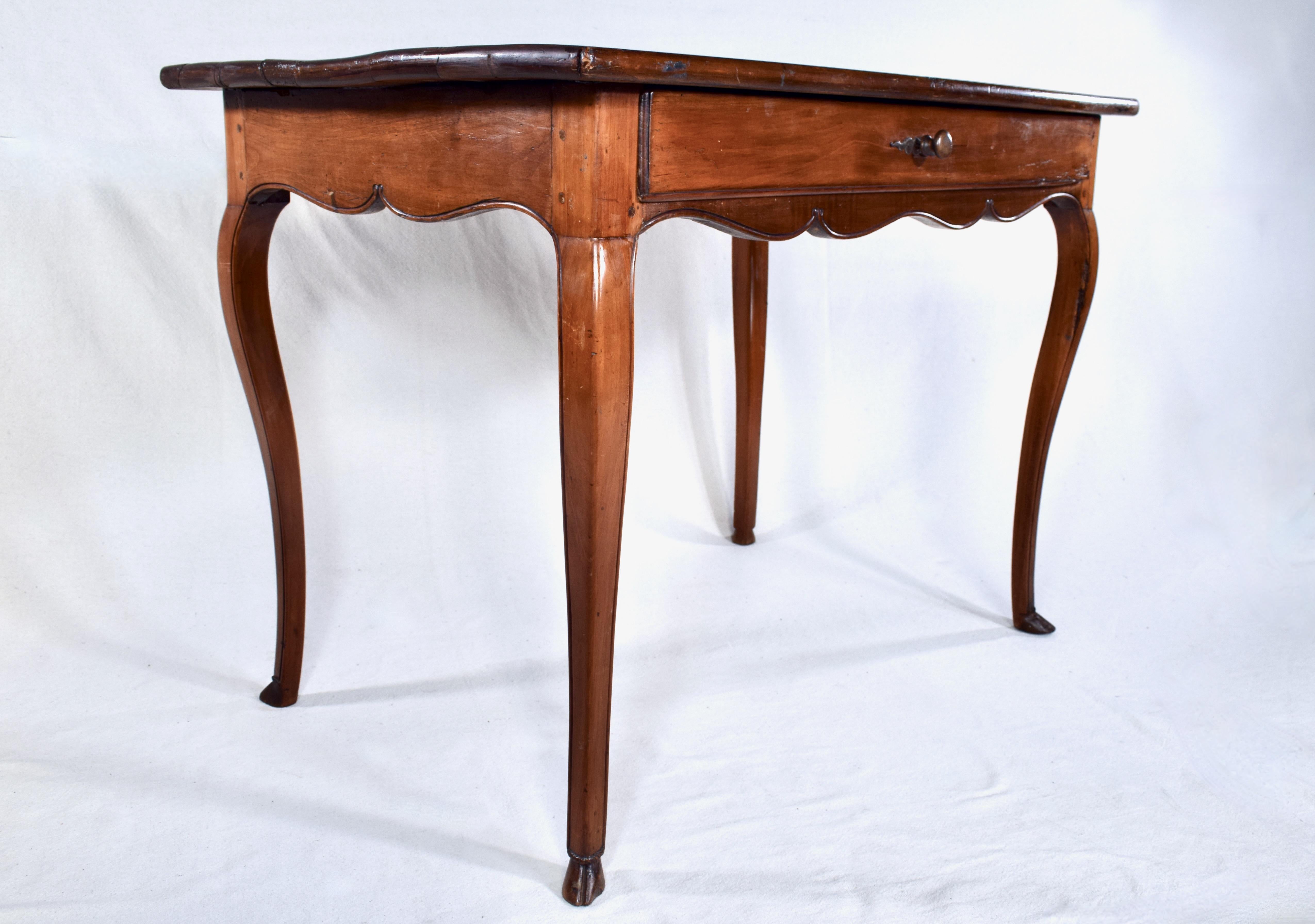 Petit bureau ou table d'appoint d'époque Louis XV du milieu du XVIIIe siècle en vente 2