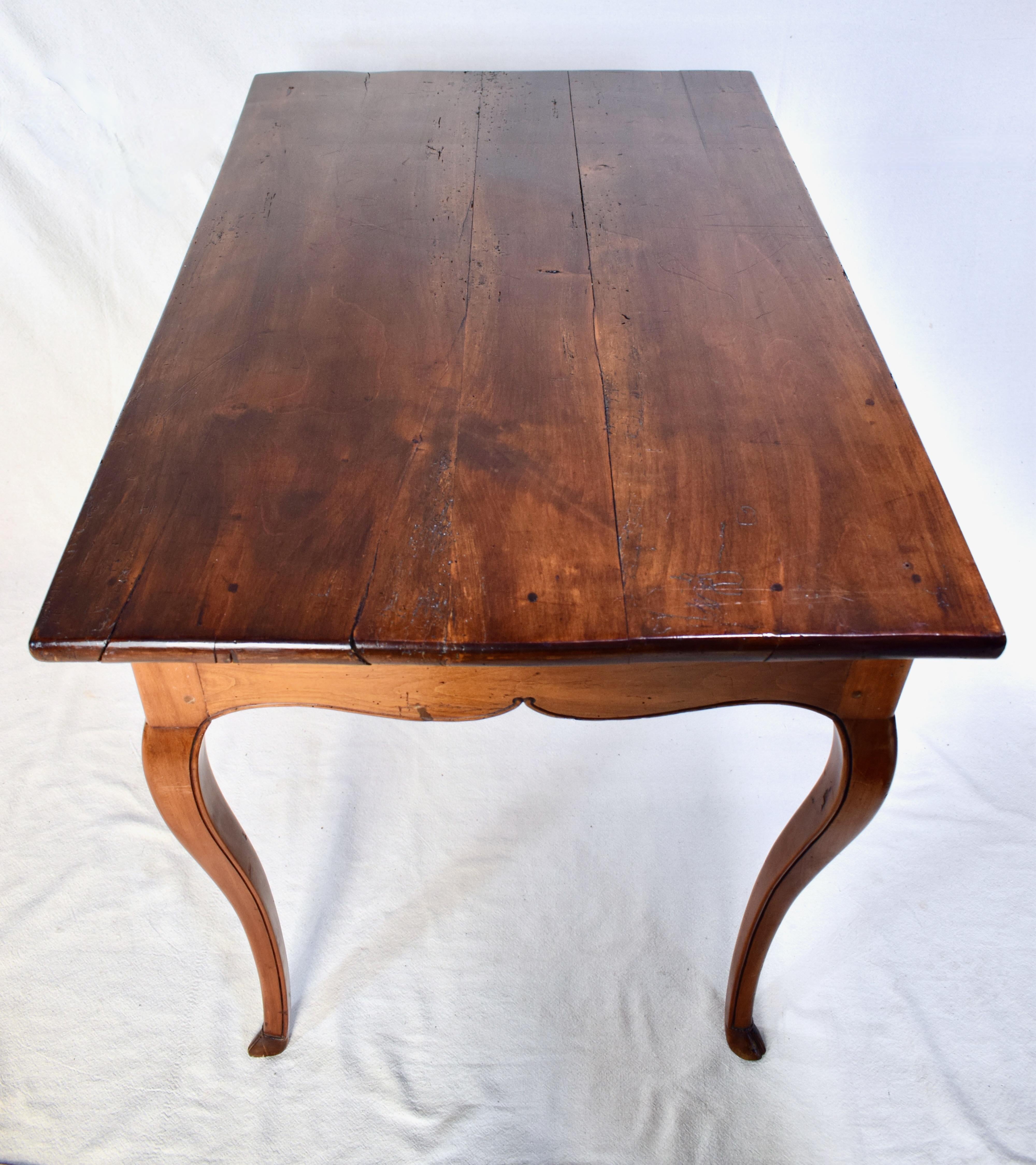 French Mid-18th Century Louis XV Period Petit Desk or Side Table For Sale 3