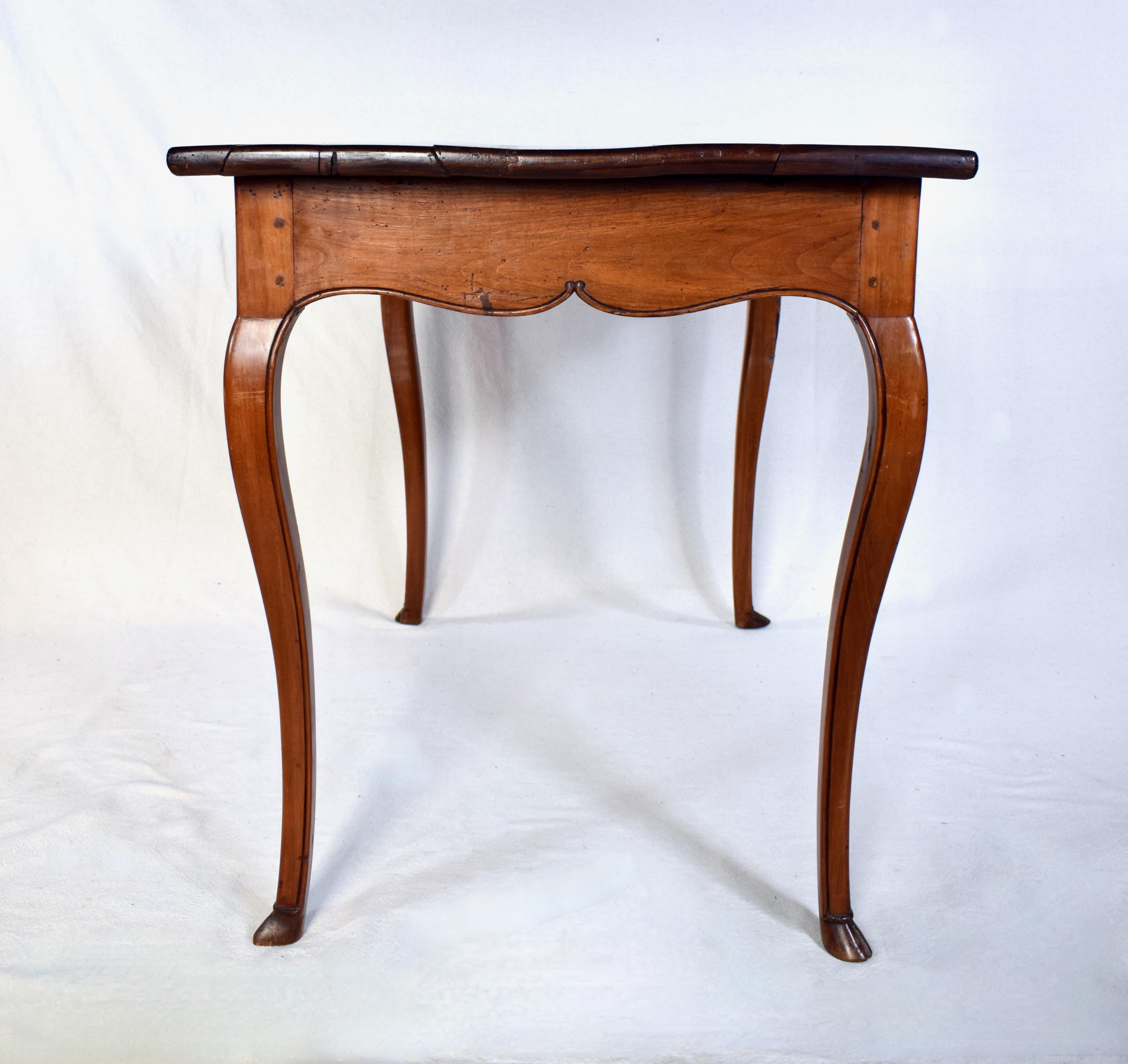 Petit bureau ou table d'appoint d'époque Louis XV du milieu du XVIIIe siècle en vente 4