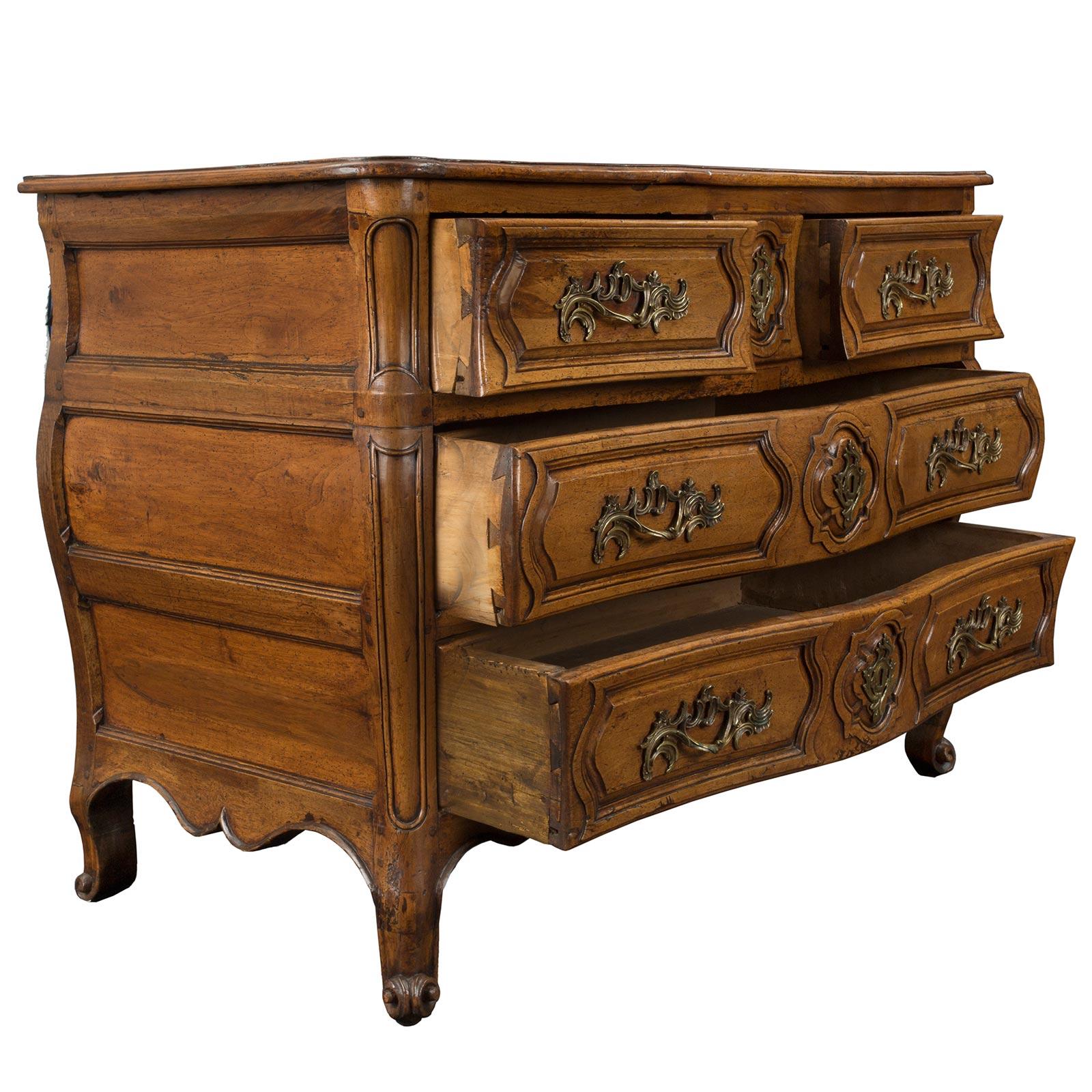 Patinato Commode francese del periodo Luigi XV della metà del XVIII secolo in legno di noce con ferramenta in bronzo in vendita