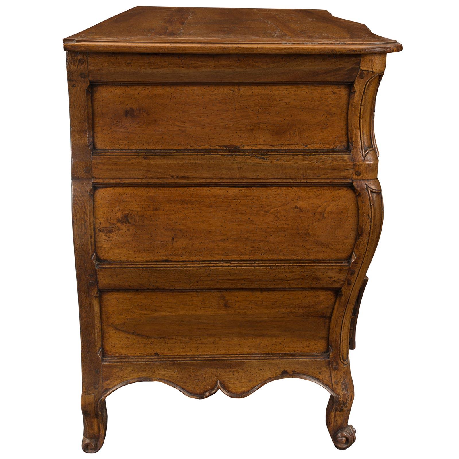 Commode francese del periodo Luigi XV della metà del XVIII secolo in legno di noce con ferramenta in bronzo in vendita 1