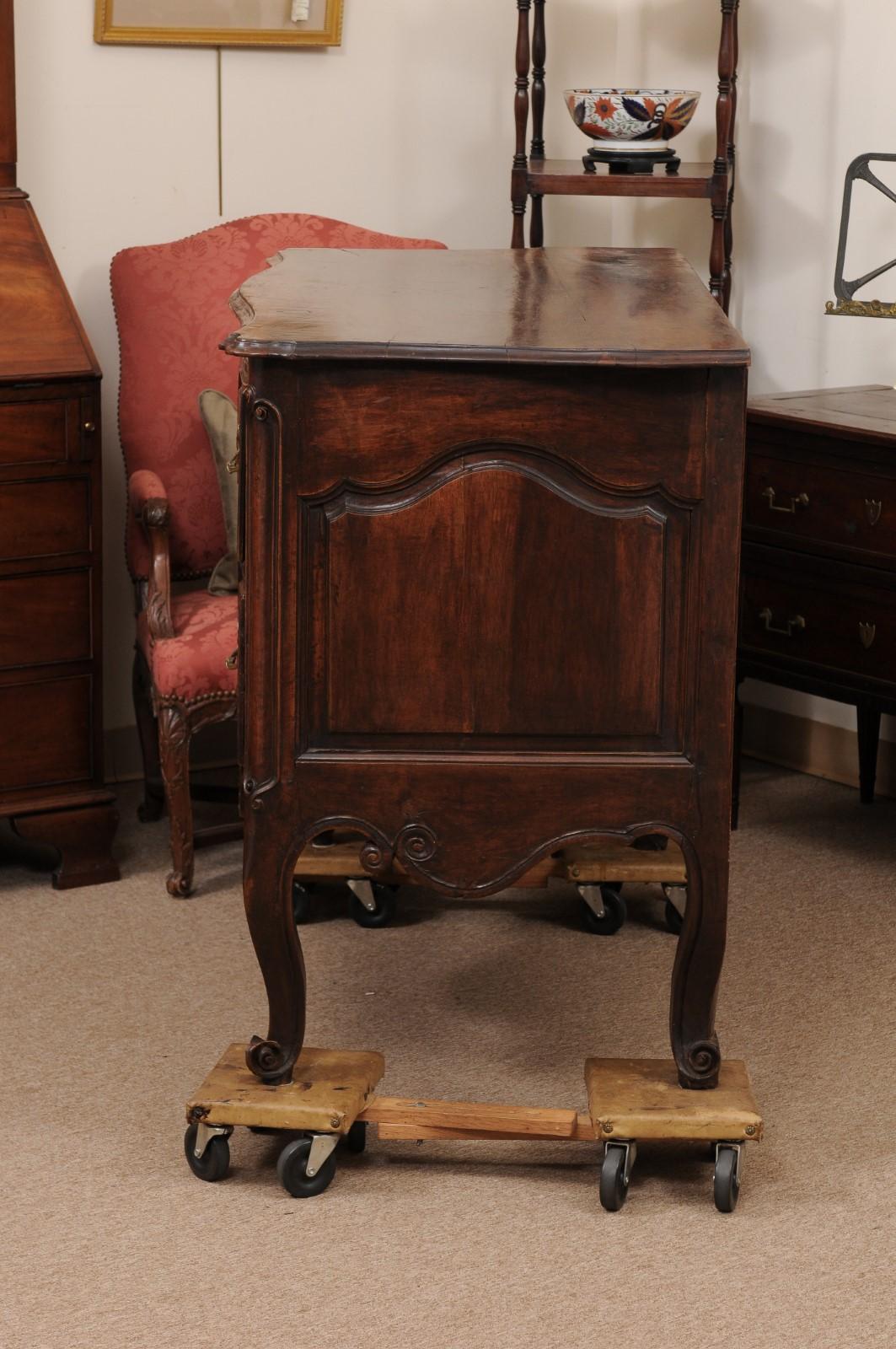  French Mid 18th Century Louis XV Walnut Commode with 2 Drawers For Sale 10