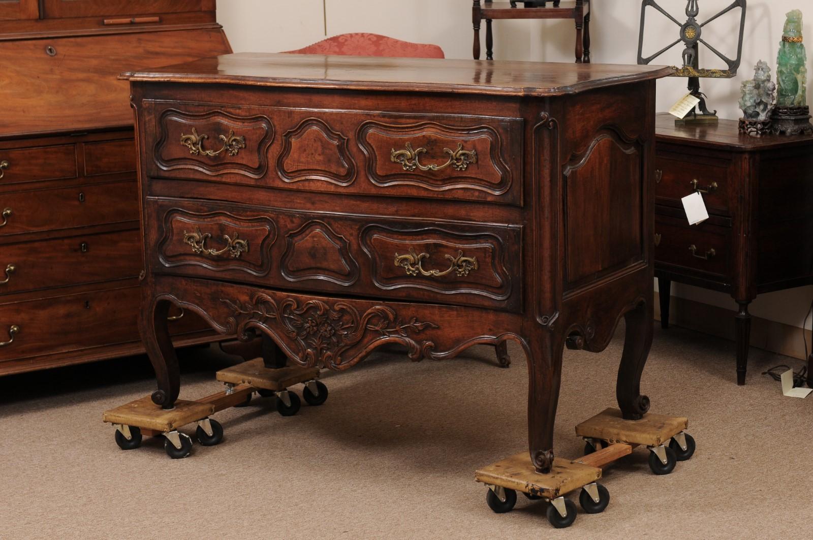  French Mid 18th Century Louis XV Walnut Commode with 2 Drawers For Sale 11