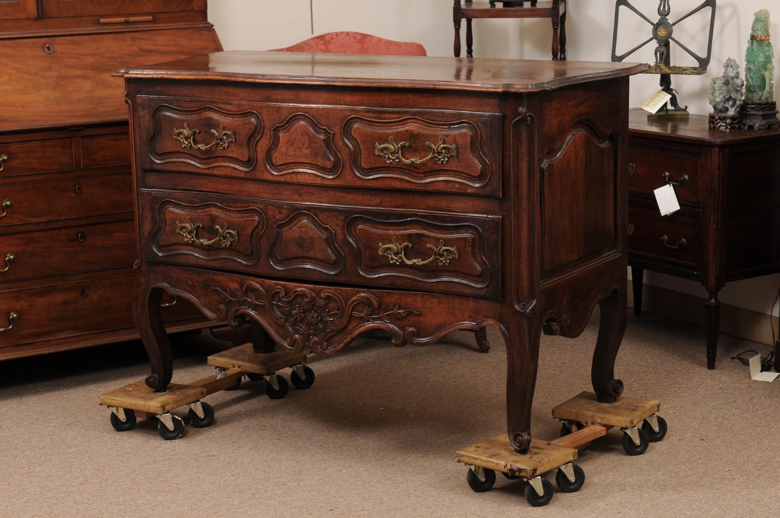 Commode francese della metà del XVIII secolo in noce Luigi XV con 2 cassetti in vendita 9