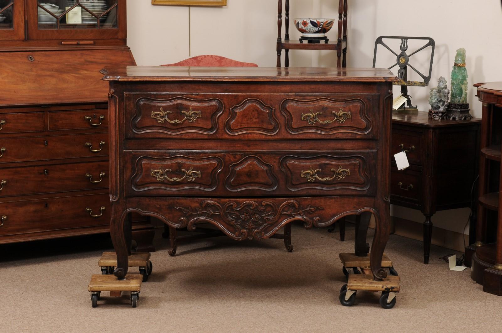  French Mid 18th Century Louis XV Walnut Commode with 2 Drawers For Sale 12