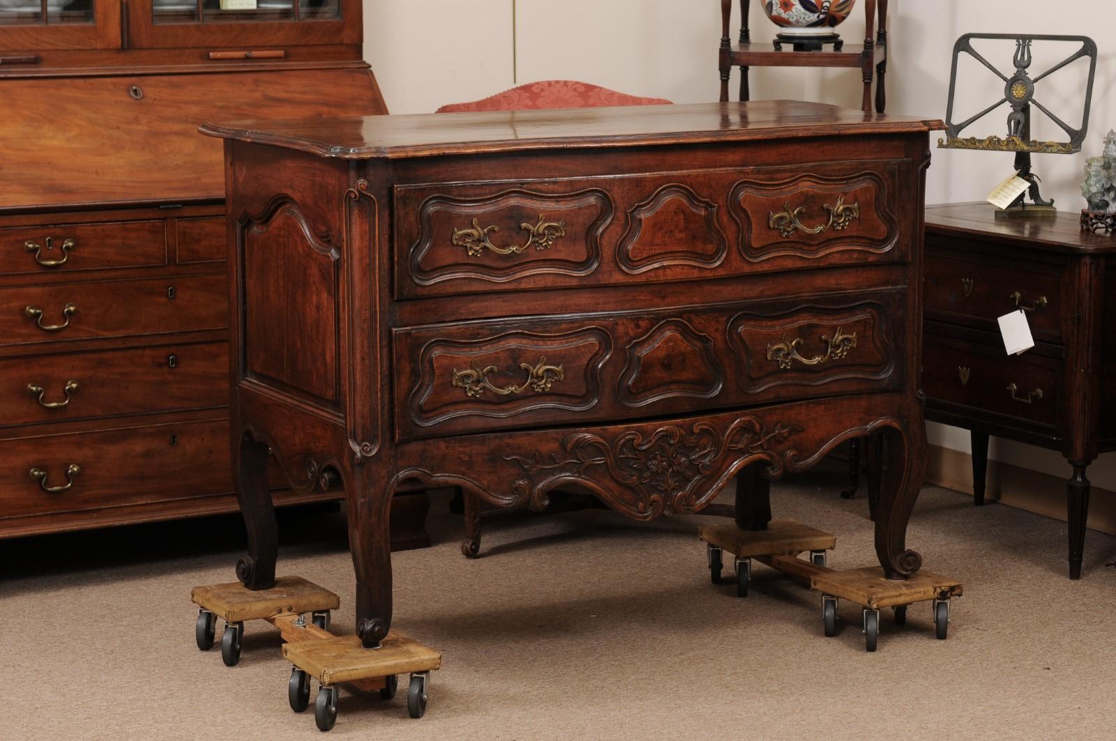  French Mid 18th Century Louis XV Walnut Commode with 2 Drawers For Sale 1