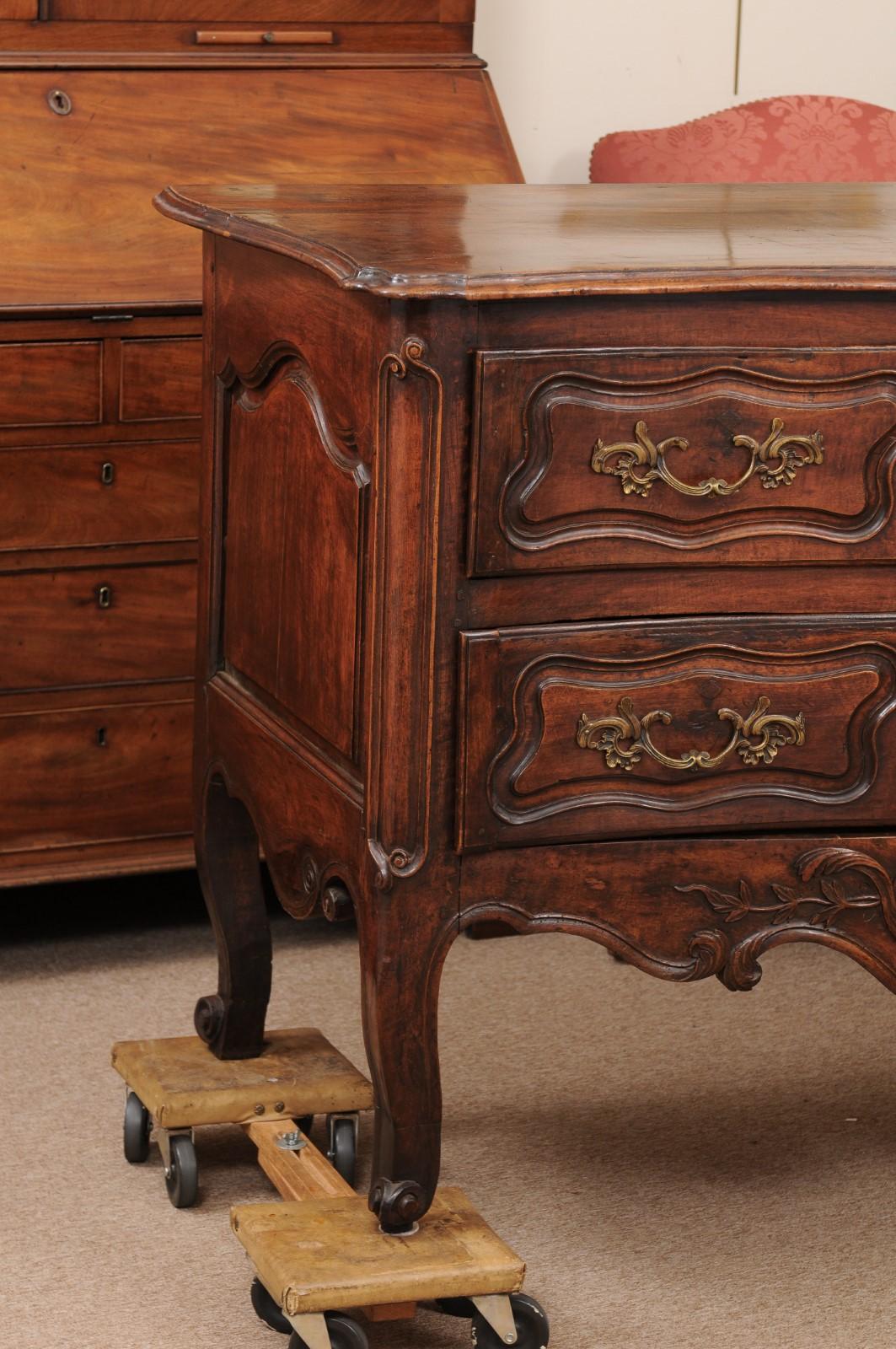  French Mid 18th Century Louis XV Walnut Commode with 2 Drawers For Sale 2