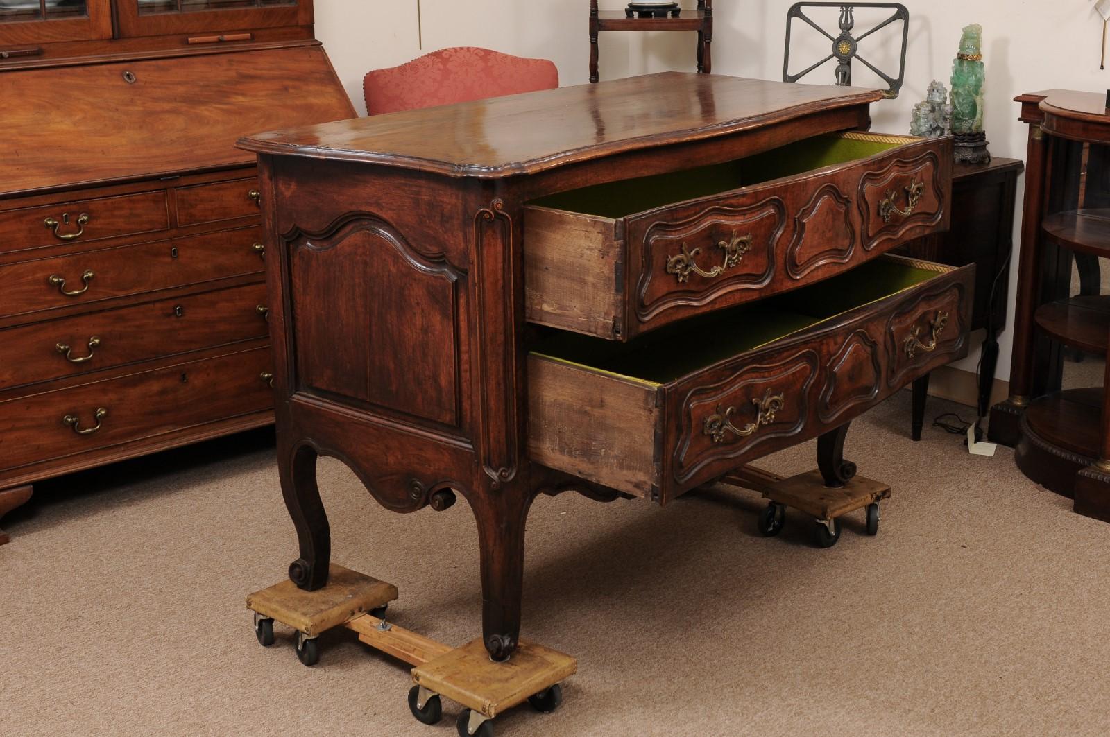  French Mid 18th Century Louis XV Walnut Commode with 2 Drawers For Sale 3