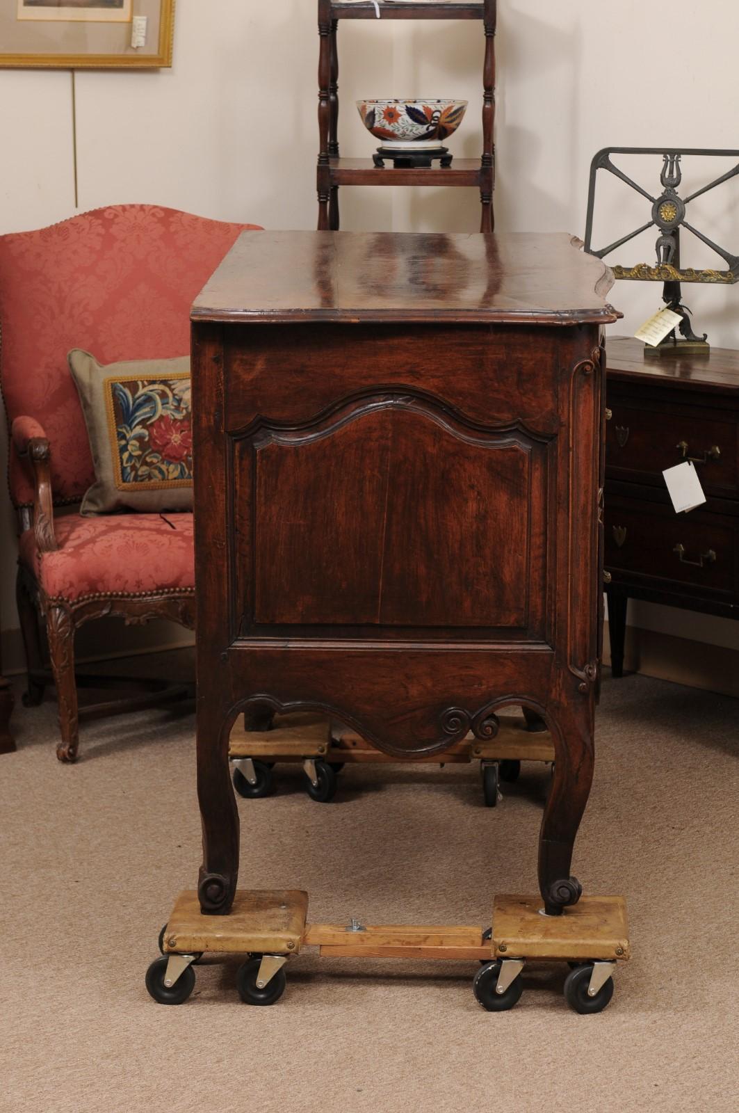  French Mid 18th Century Louis XV Walnut Commode with 2 Drawers For Sale 6
