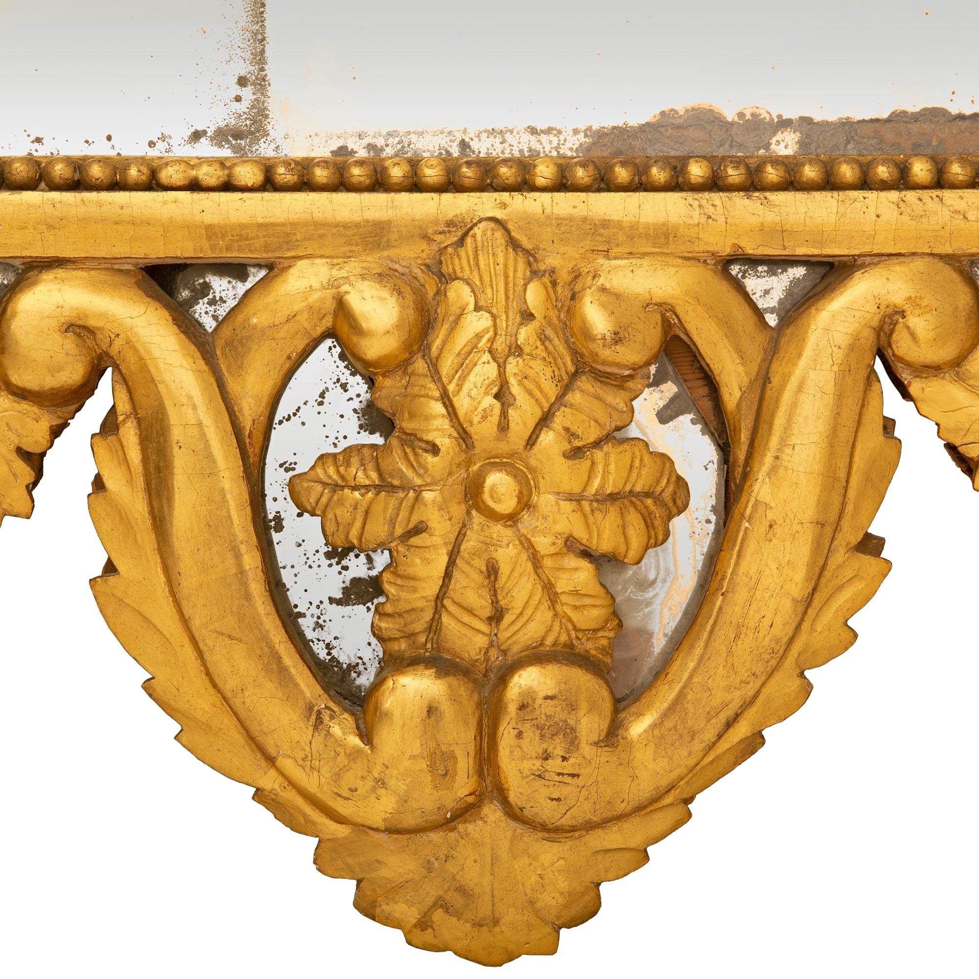 Vergoldeter Spiegel aus der Mitte des 18. Jahrhunderts im französischen Provinzstil im Angebot 1