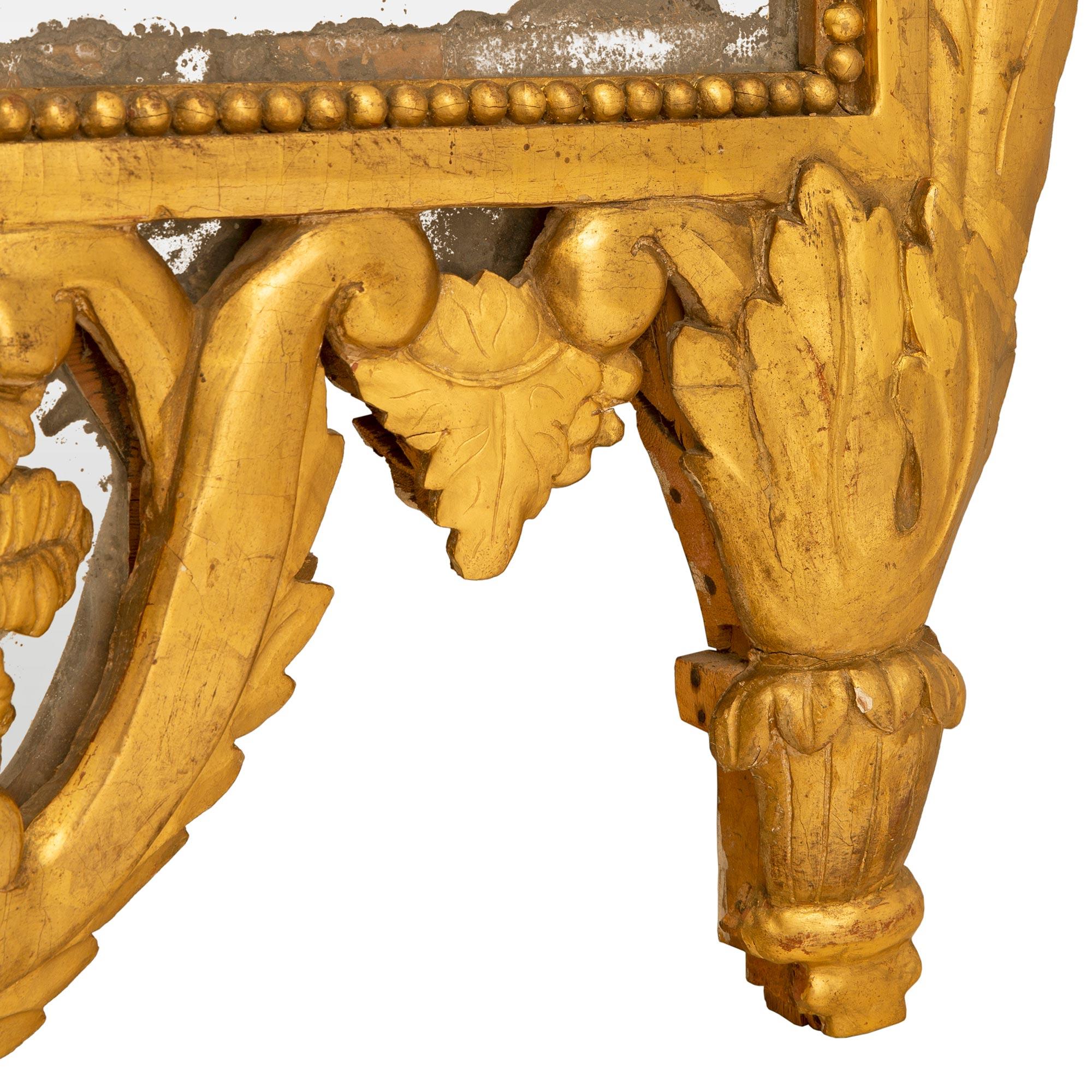 Vergoldeter Spiegel aus der Mitte des 18. Jahrhunderts im französischen Provinzstil im Angebot 2
